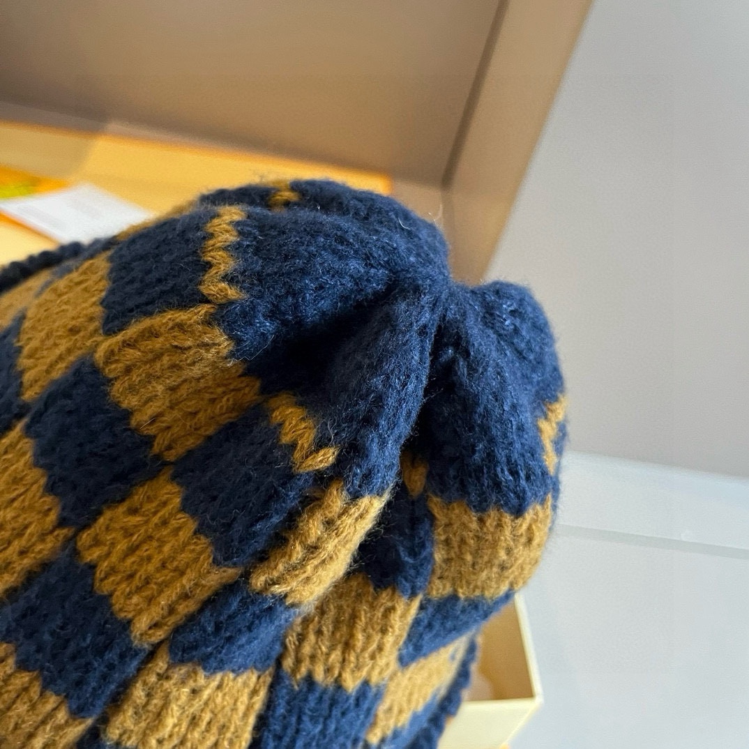 🆕

Lv路易威登棋盘格针织毛线帽，男女通用款