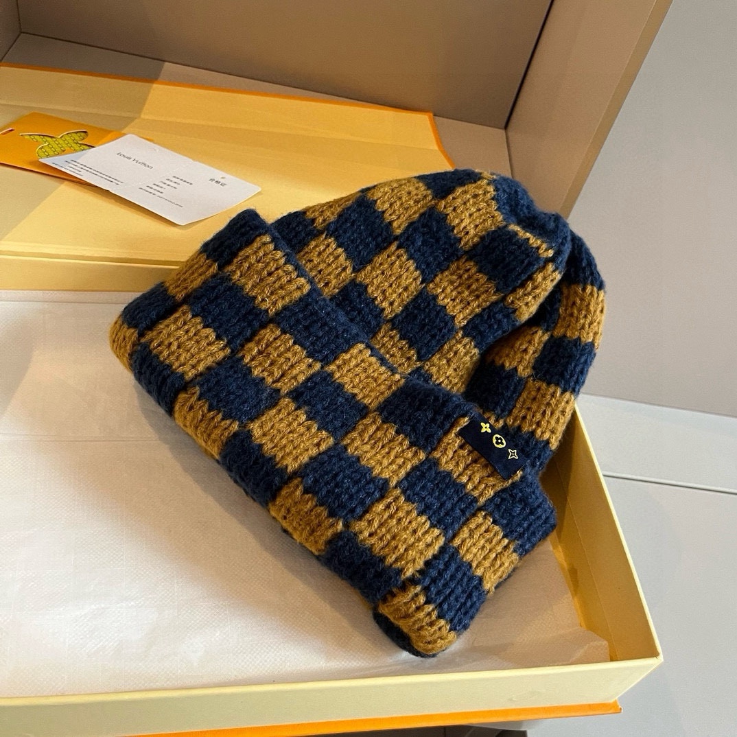 🆕

Lv路易威登棋盘格针织毛线帽，男女通用款