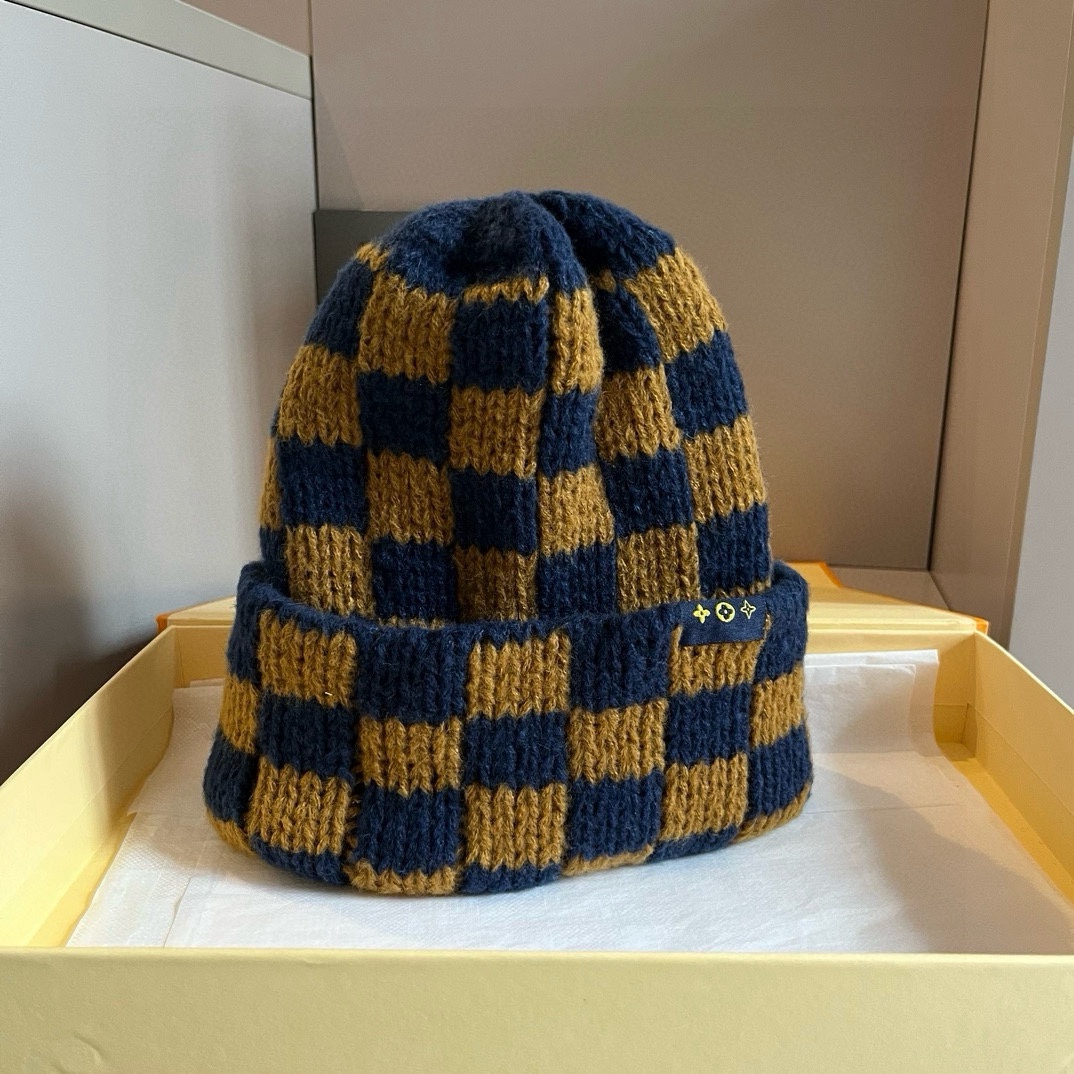 🆕

Lv路易威登棋盘格针织毛线帽，男女通用款