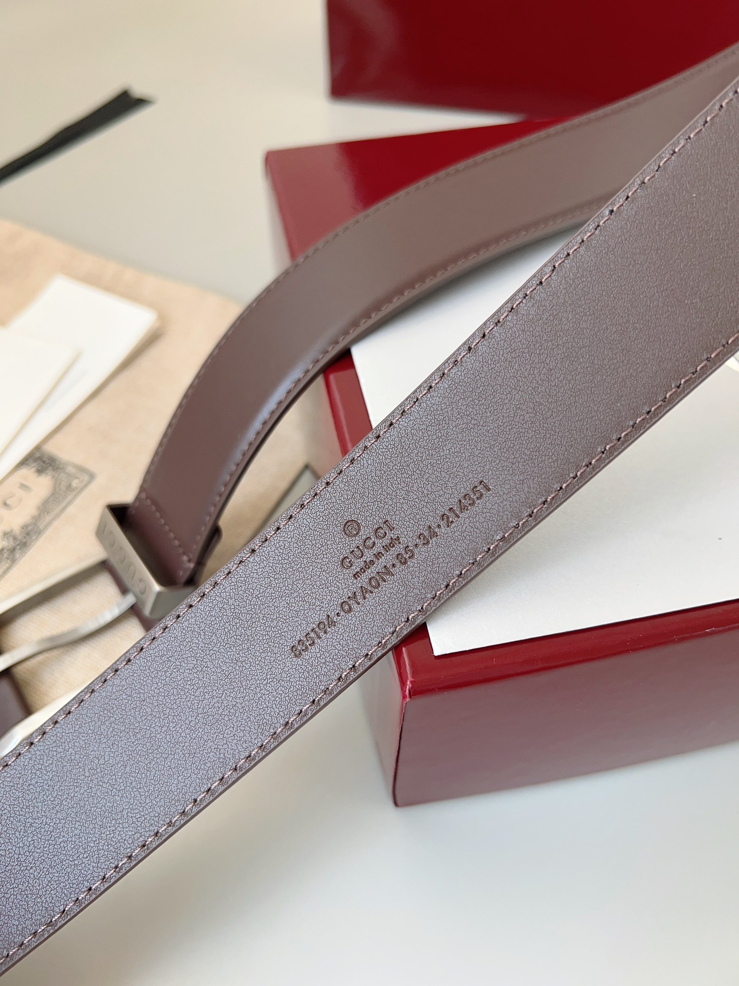  Gucci
标志性GG图案继续为皮革配饰增色添彩，以现代风范演绎昔日经典。这款窄版腰带以GG皮革制作，