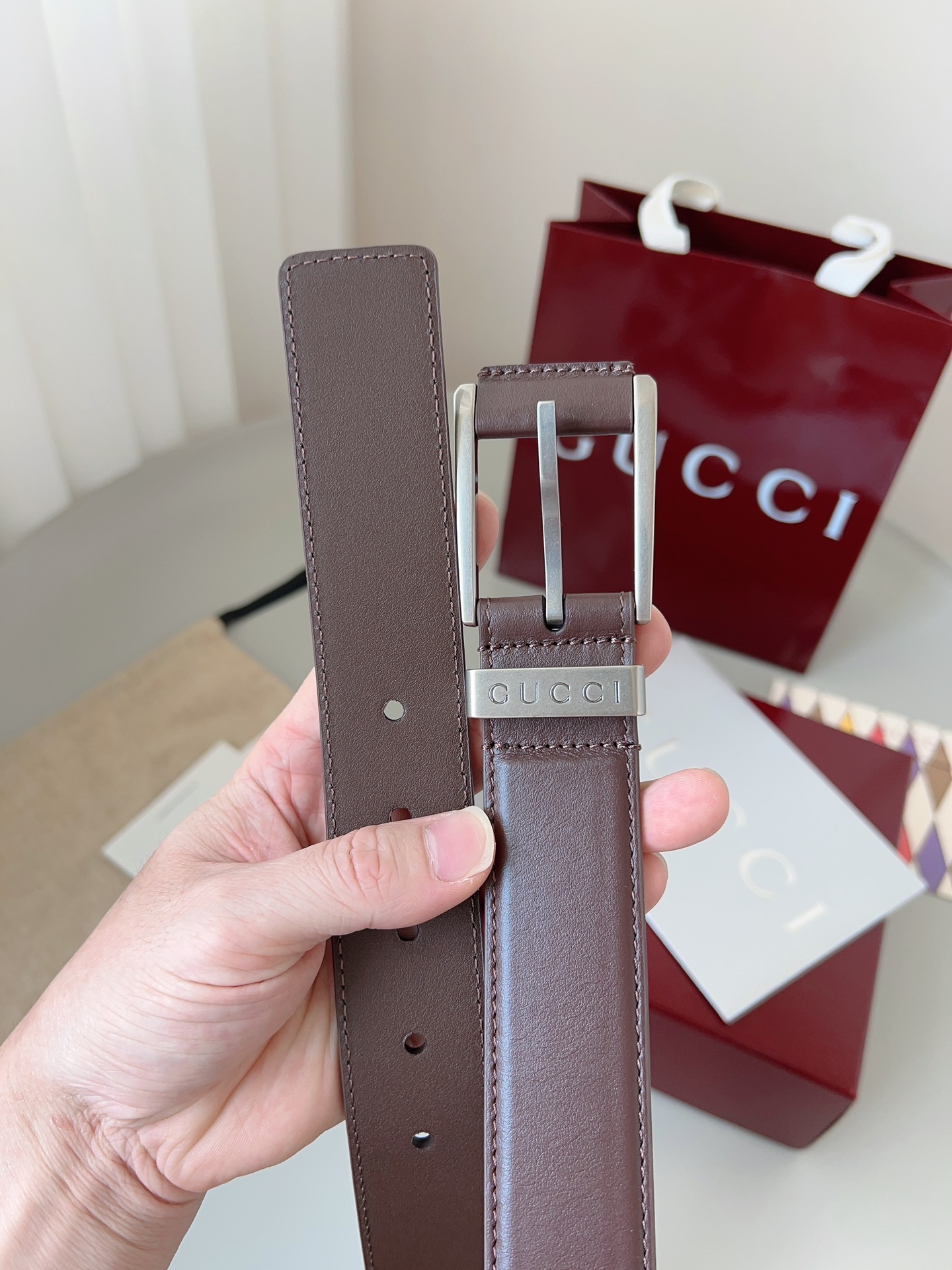  Gucci
标志性GG图案继续为皮革配饰增色添彩，以现代风范演绎昔日经典。这款窄版腰带以GG皮革制作，