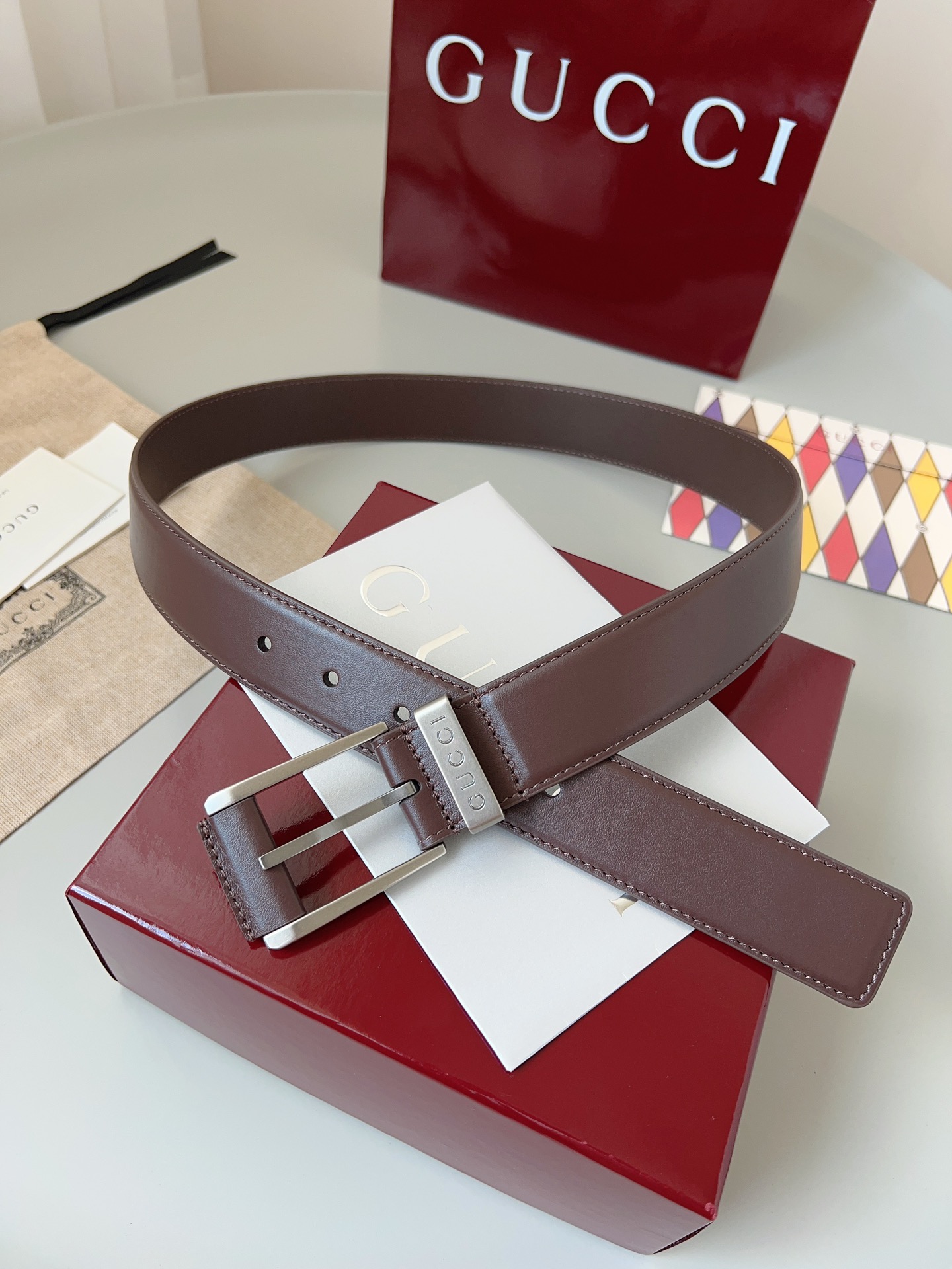  Gucci
标志性GG图案继续为皮革配饰增色添彩，以现代风范演绎昔日经典。这款窄版腰带以GG皮革制作，