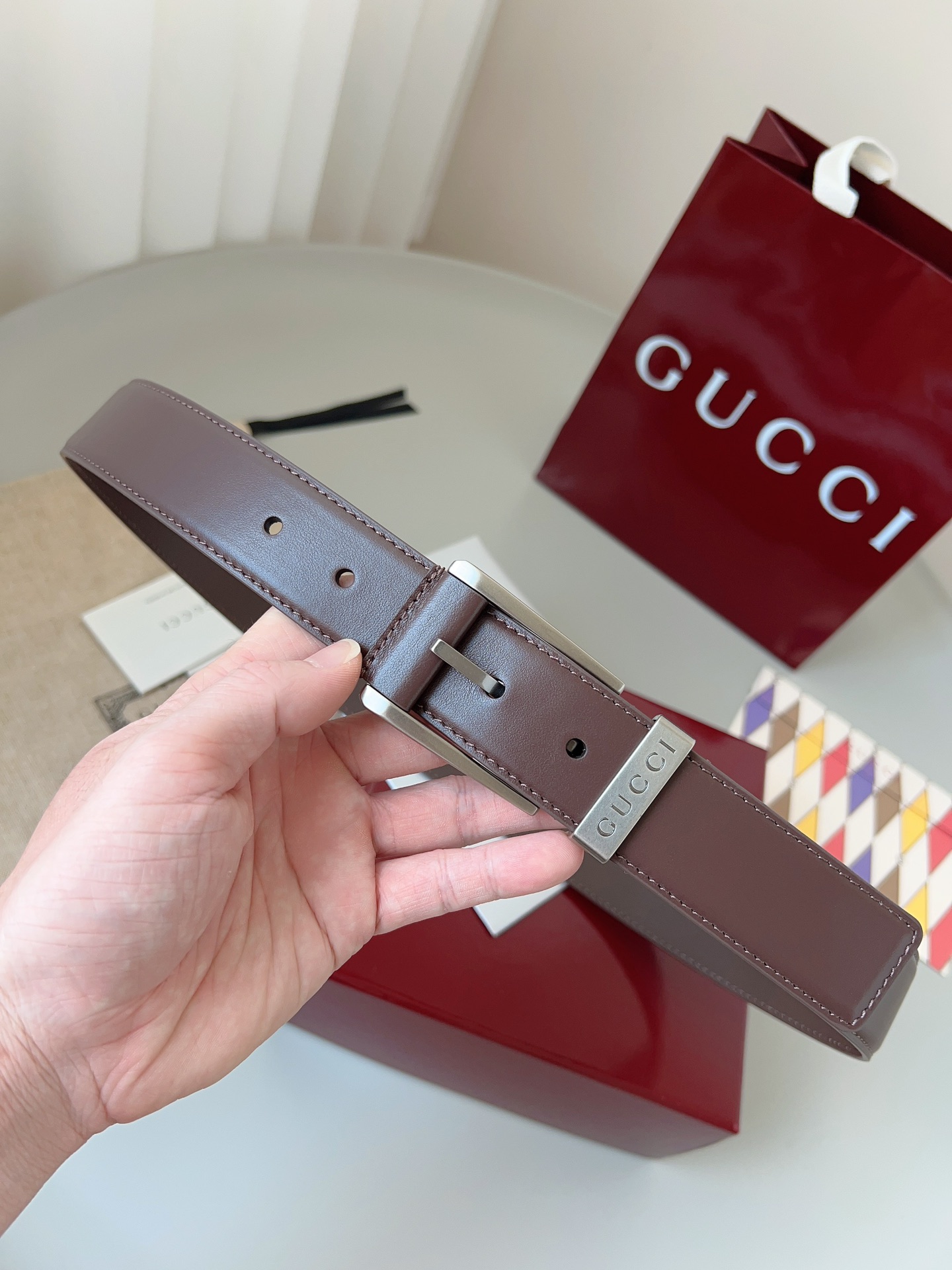  Gucci
标志性GG图案继续为皮革配饰增色添彩，以现代风范演绎昔日经典。这款窄版腰带以GG皮革制作，