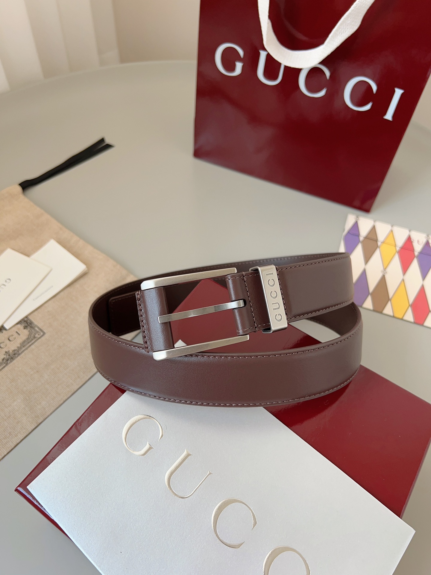  Gucci
标志性GG图案继续为皮革配饰增色添彩，以现代风范演绎昔日经典。这款窄版腰带以GG皮革制作，