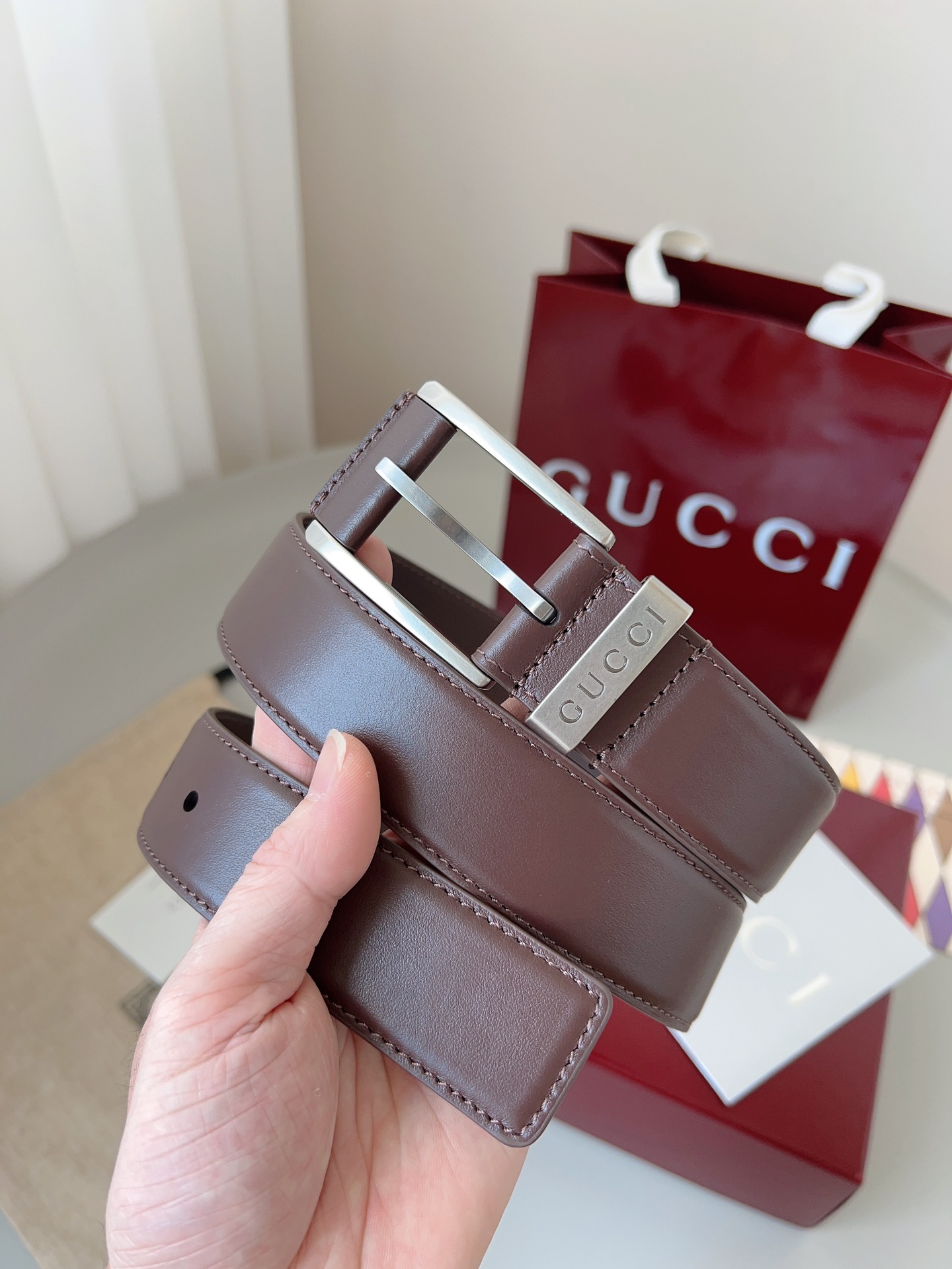  Gucci
标志性GG图案继续为皮革配饰增色添彩，以现代风范演绎昔日经典。这款窄版腰带以GG皮革制作，