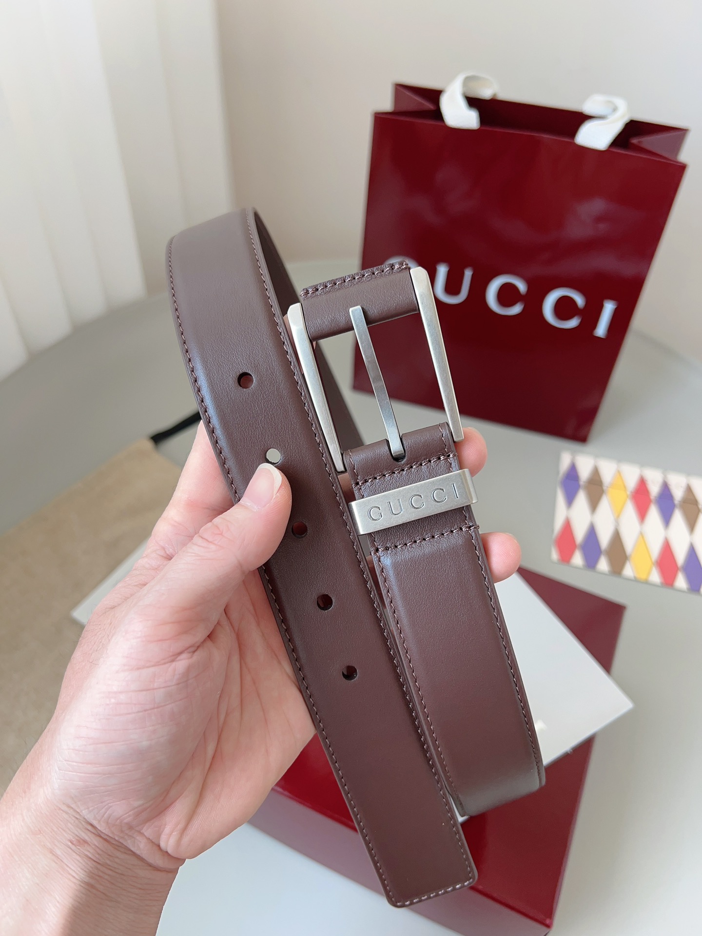  Gucci
标志性GG图案继续为皮革配饰增色添彩，以现代风范演绎昔日经典。这款窄版腰带以GG皮革制作，