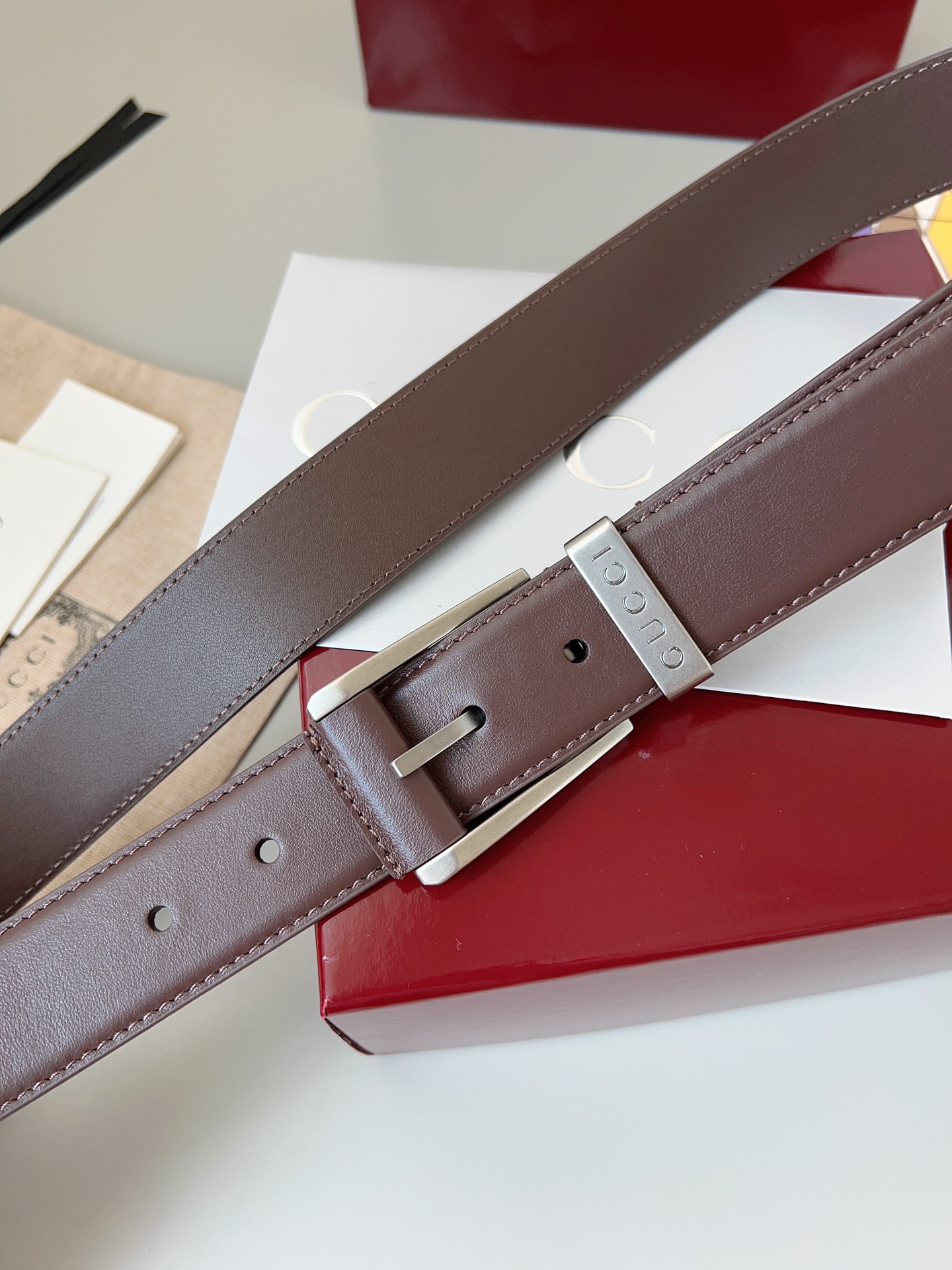  Gucci
标志性GG图案继续为皮革配饰增色添彩，以现代风范演绎昔日经典。这款窄版腰带以GG皮革制作，