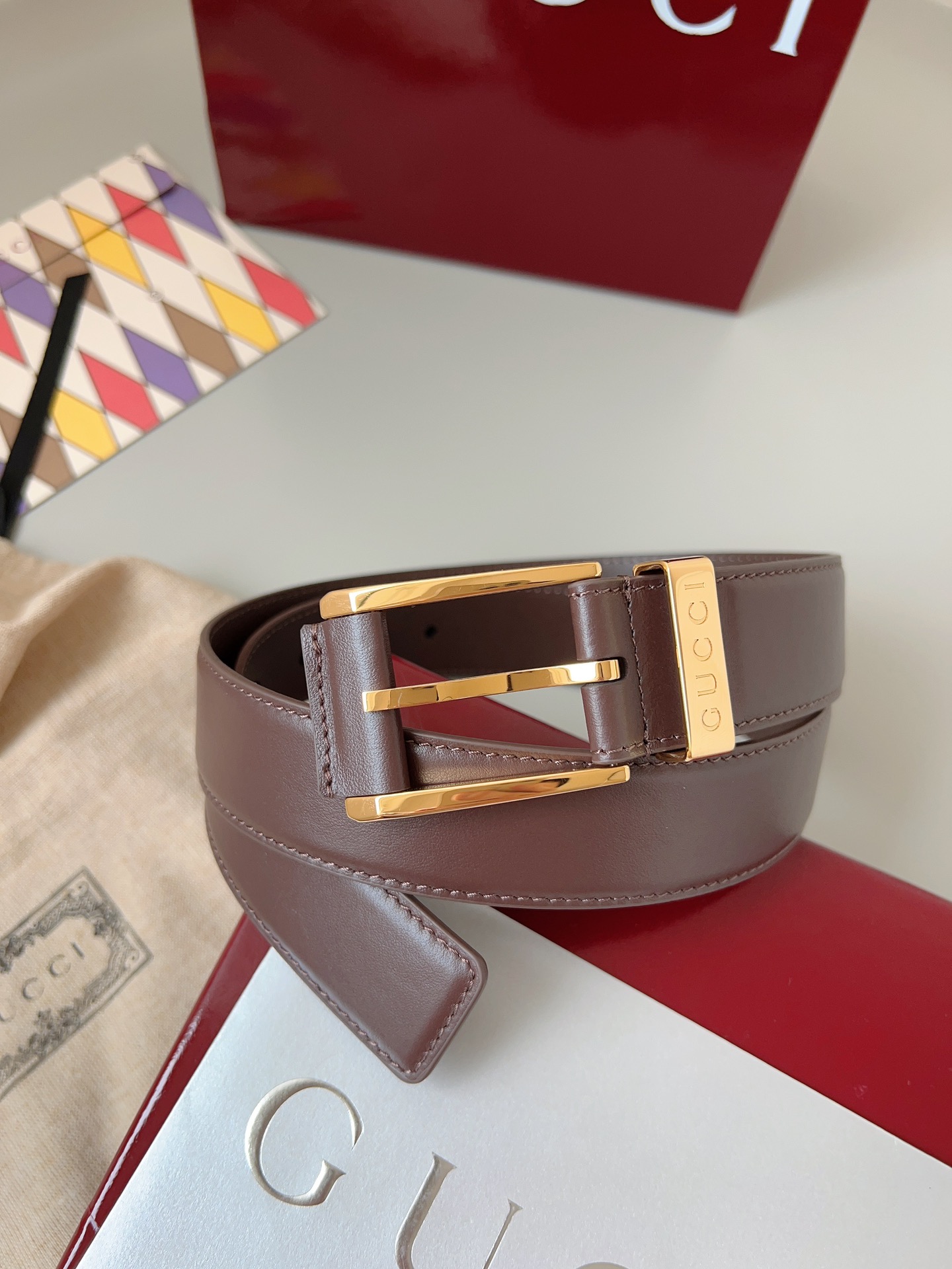  Gucci
标志性GG图案继续为皮革配饰增色添彩，以现代风范演绎昔日经典。这款窄版腰带以GG皮革制作，