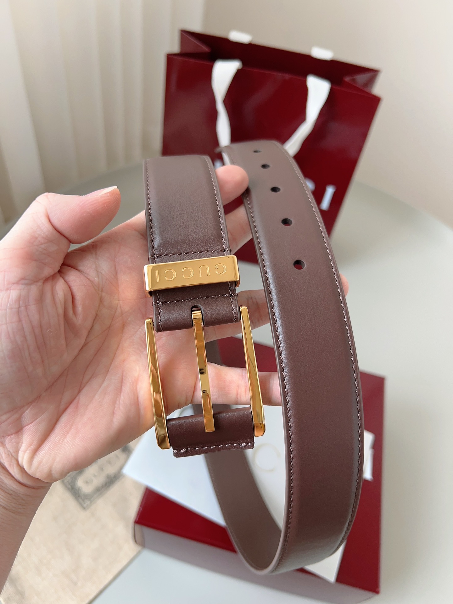  Gucci
标志性GG图案继续为皮革配饰增色添彩，以现代风范演绎昔日经典。这款窄版腰带以GG皮革制作，