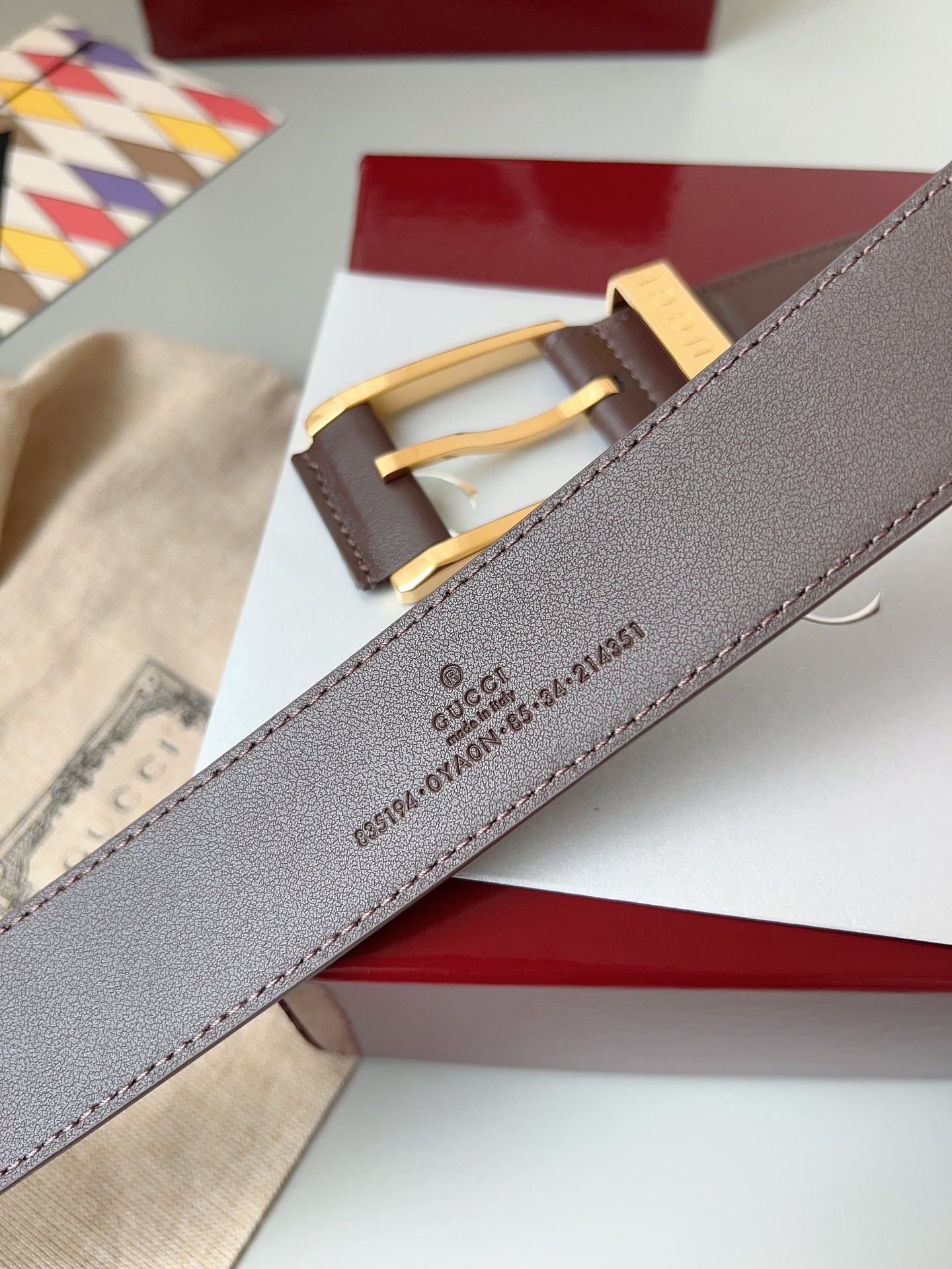  Gucci
标志性GG图案继续为皮革配饰增色添彩，以现代风范演绎昔日经典。这款窄版腰带以GG皮革制作，