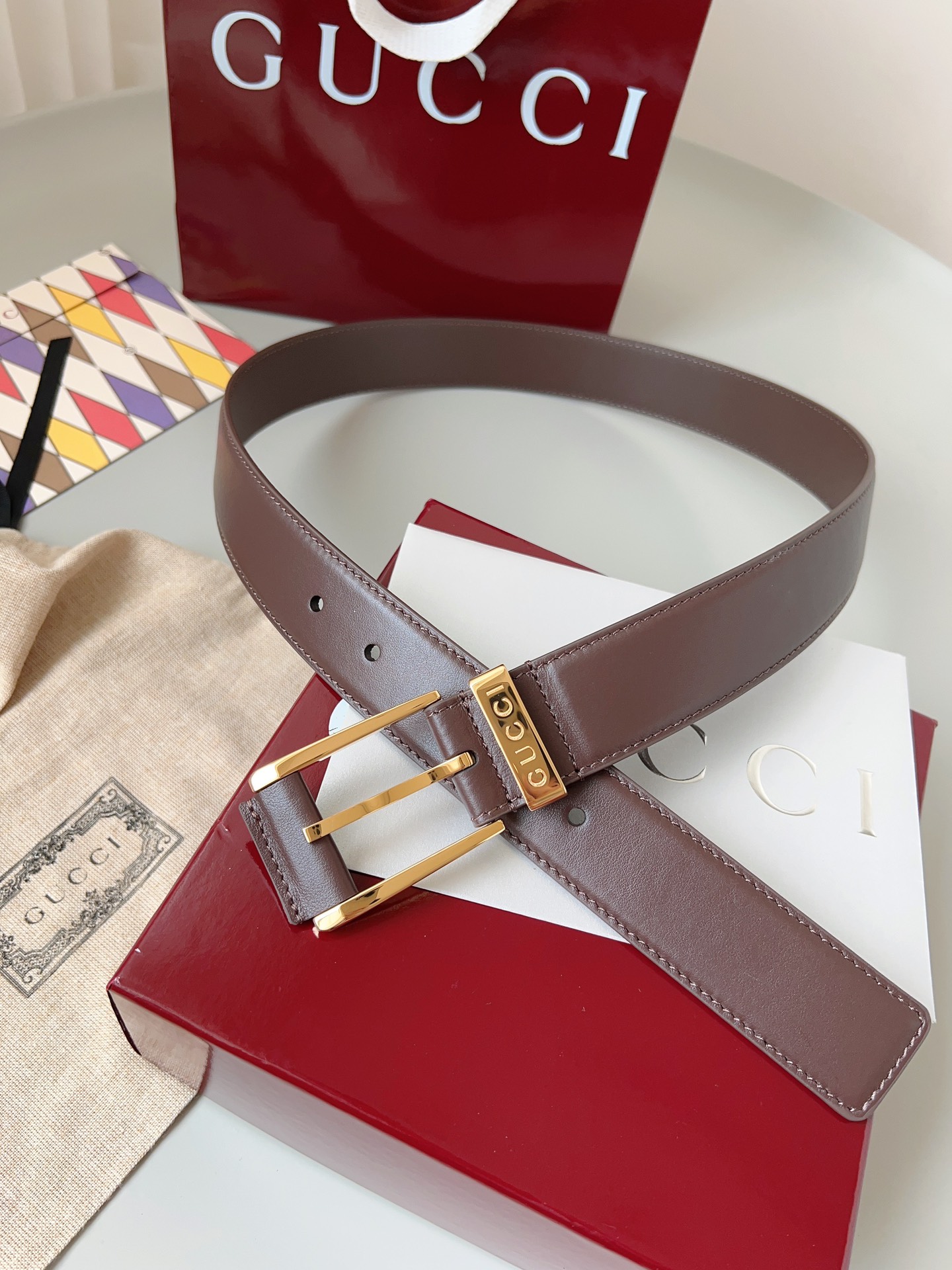  Gucci
标志性GG图案继续为皮革配饰增色添彩，以现代风范演绎昔日经典。这款窄版腰带以GG皮革制作，