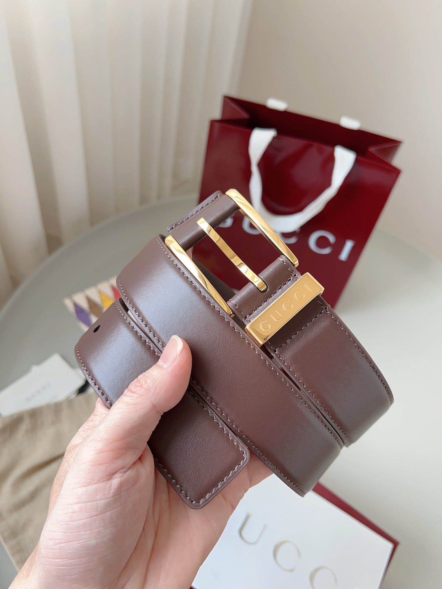  Gucci
标志性GG图案继续为皮革配饰增色添彩，以现代风范演绎昔日经典。这款窄版腰带以GG皮革制作，