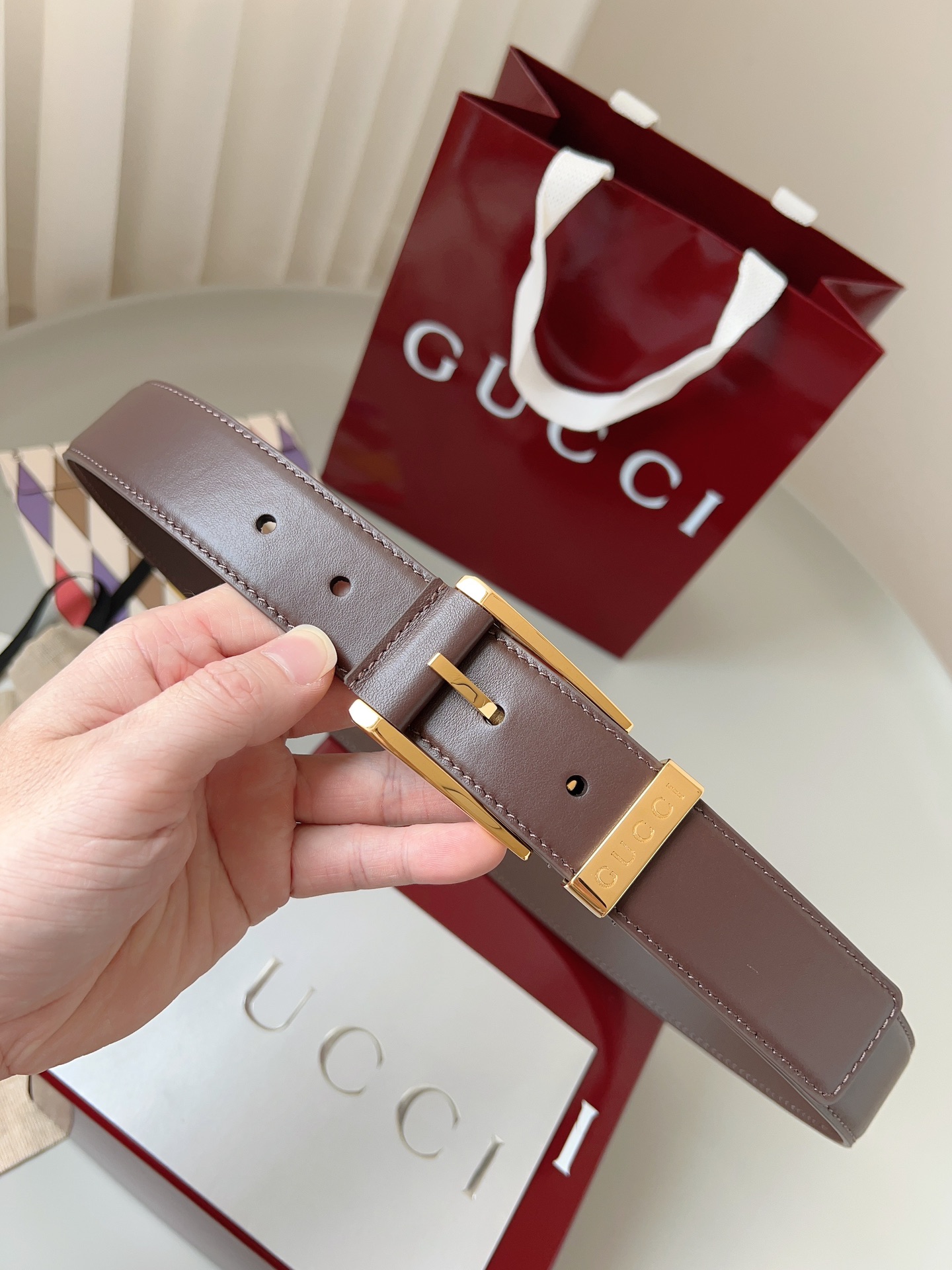  Gucci
标志性GG图案继续为皮革配饰增色添彩，以现代风范演绎昔日经典。这款窄版腰带以GG皮革制作，