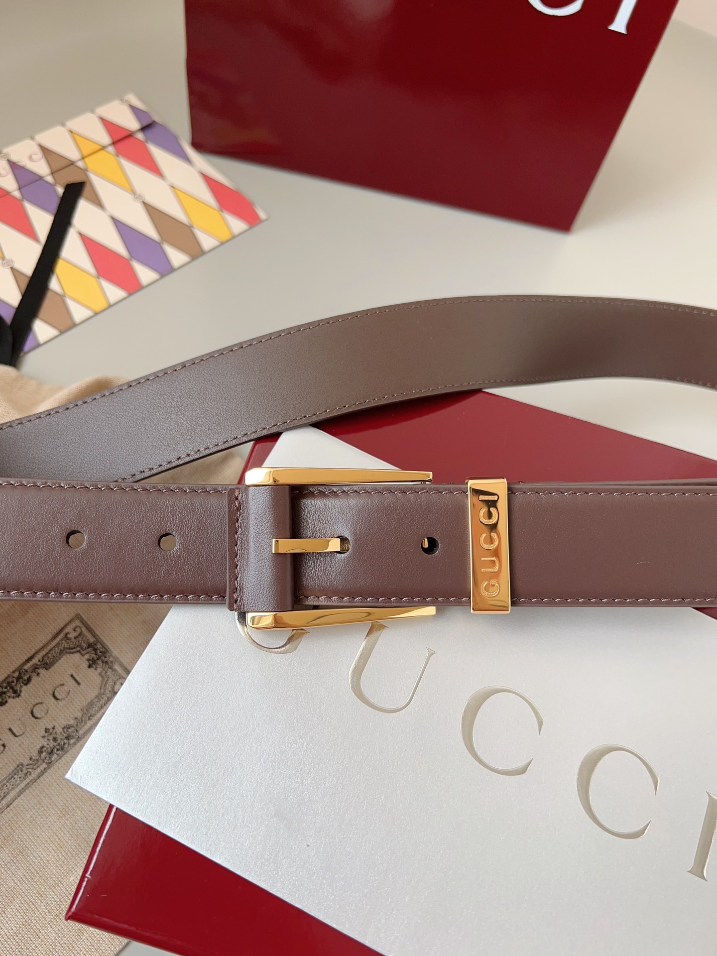  Gucci
标志性GG图案继续为皮革配饰增色添彩，以现代风范演绎昔日经典。这款窄版腰带以GG皮革制作，