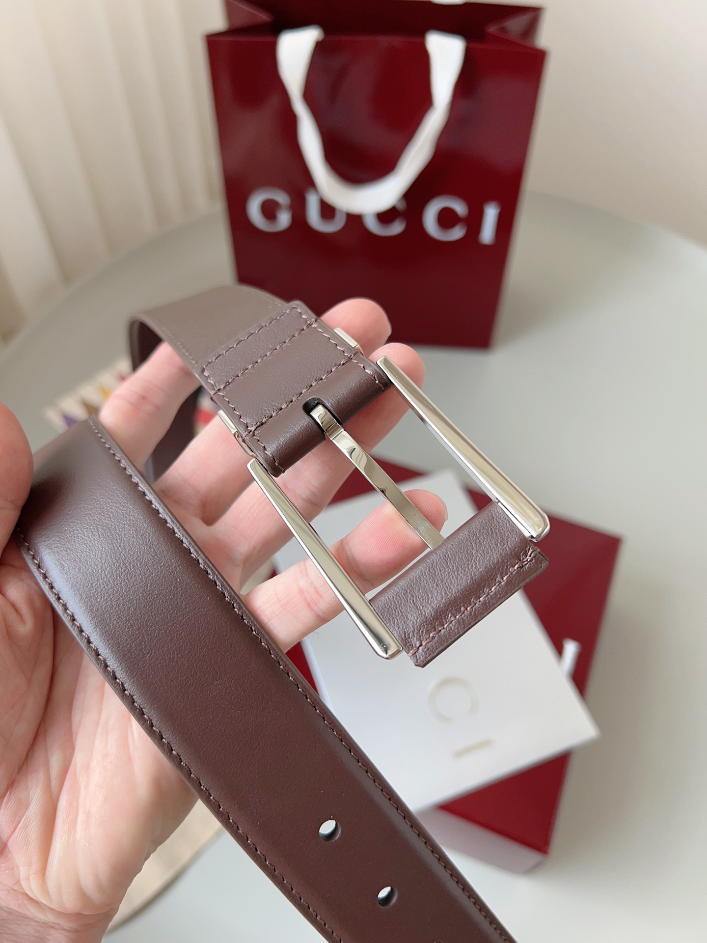  Gucci
标志性GG图案继续为皮革配饰增色添彩，以现代风范演绎昔日经典。这款窄版腰带以GG皮革制作，