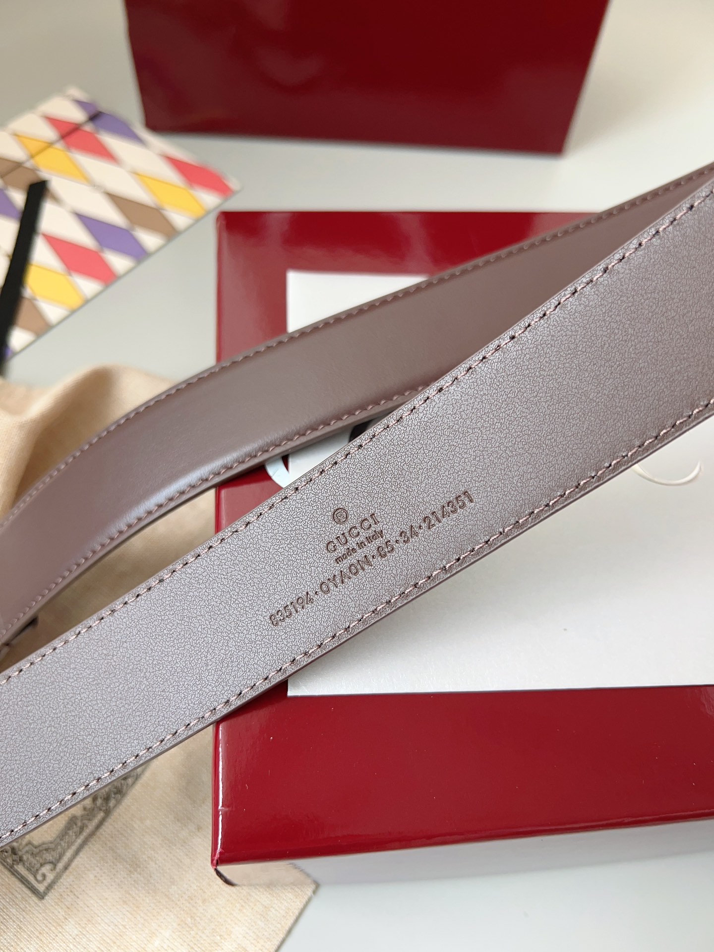  Gucci
标志性GG图案继续为皮革配饰增色添彩，以现代风范演绎昔日经典。这款窄版腰带以GG皮革制作，