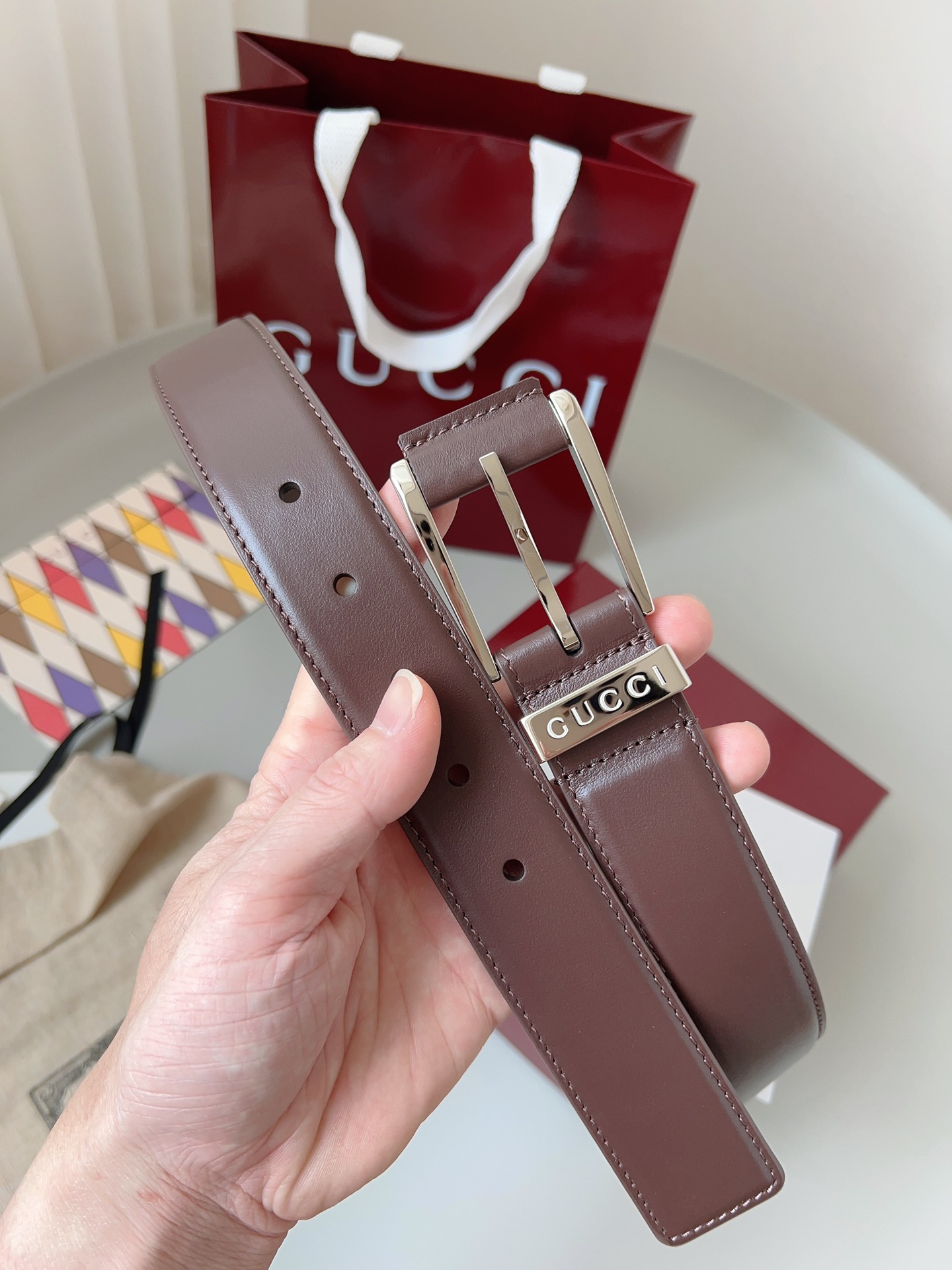  Gucci
标志性GG图案继续为皮革配饰增色添彩，以现代风范演绎昔日经典。这款窄版腰带以GG皮革制作，