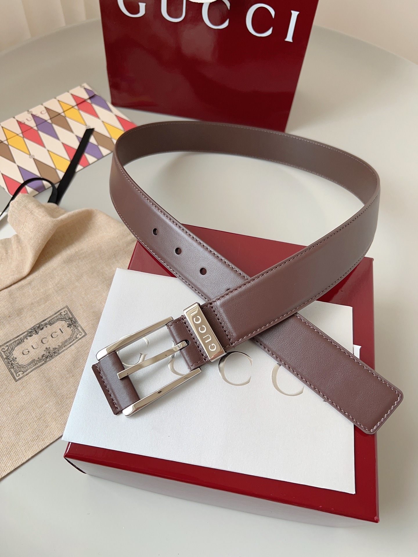  Gucci
标志性GG图案继续为皮革配饰增色添彩，以现代风范演绎昔日经典。这款窄版腰带以GG皮革制作，
