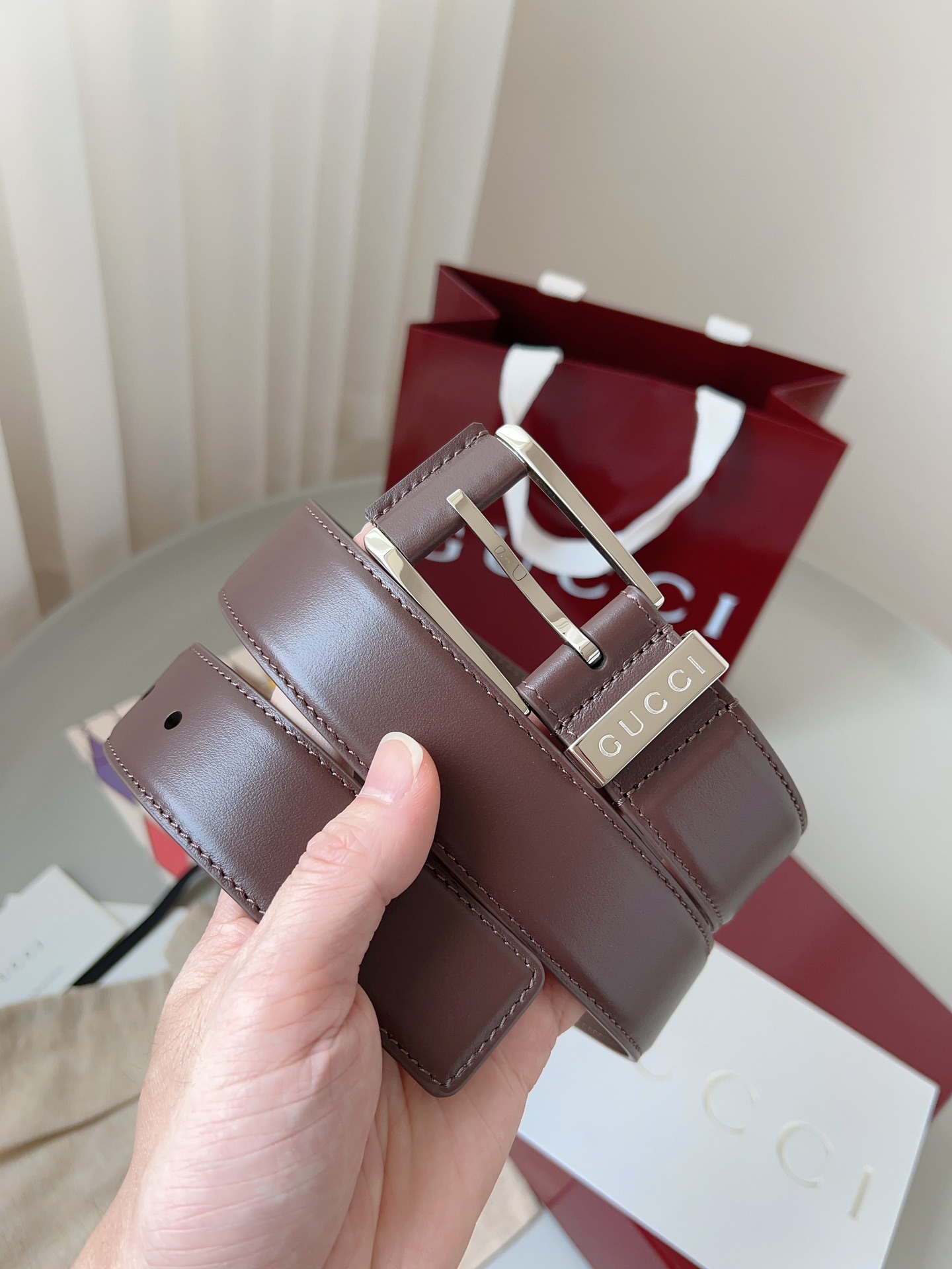  Gucci
标志性GG图案继续为皮革配饰增色添彩，以现代风范演绎昔日经典。这款窄版腰带以GG皮革制作，