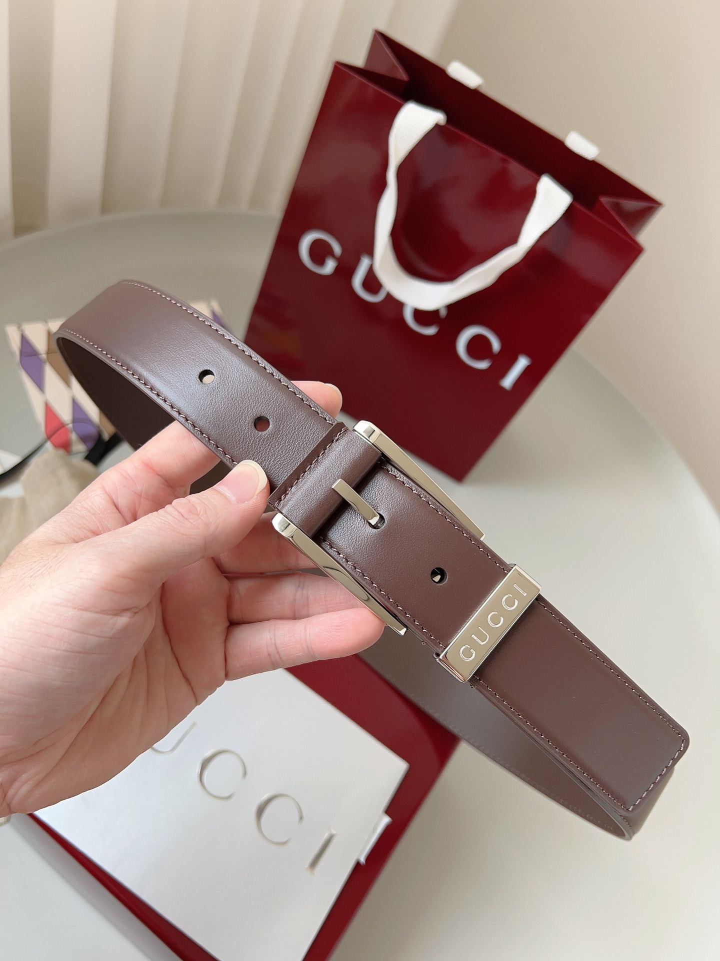  Gucci
标志性GG图案继续为皮革配饰增色添彩，以现代风范演绎昔日经典。这款窄版腰带以GG皮革制作，
