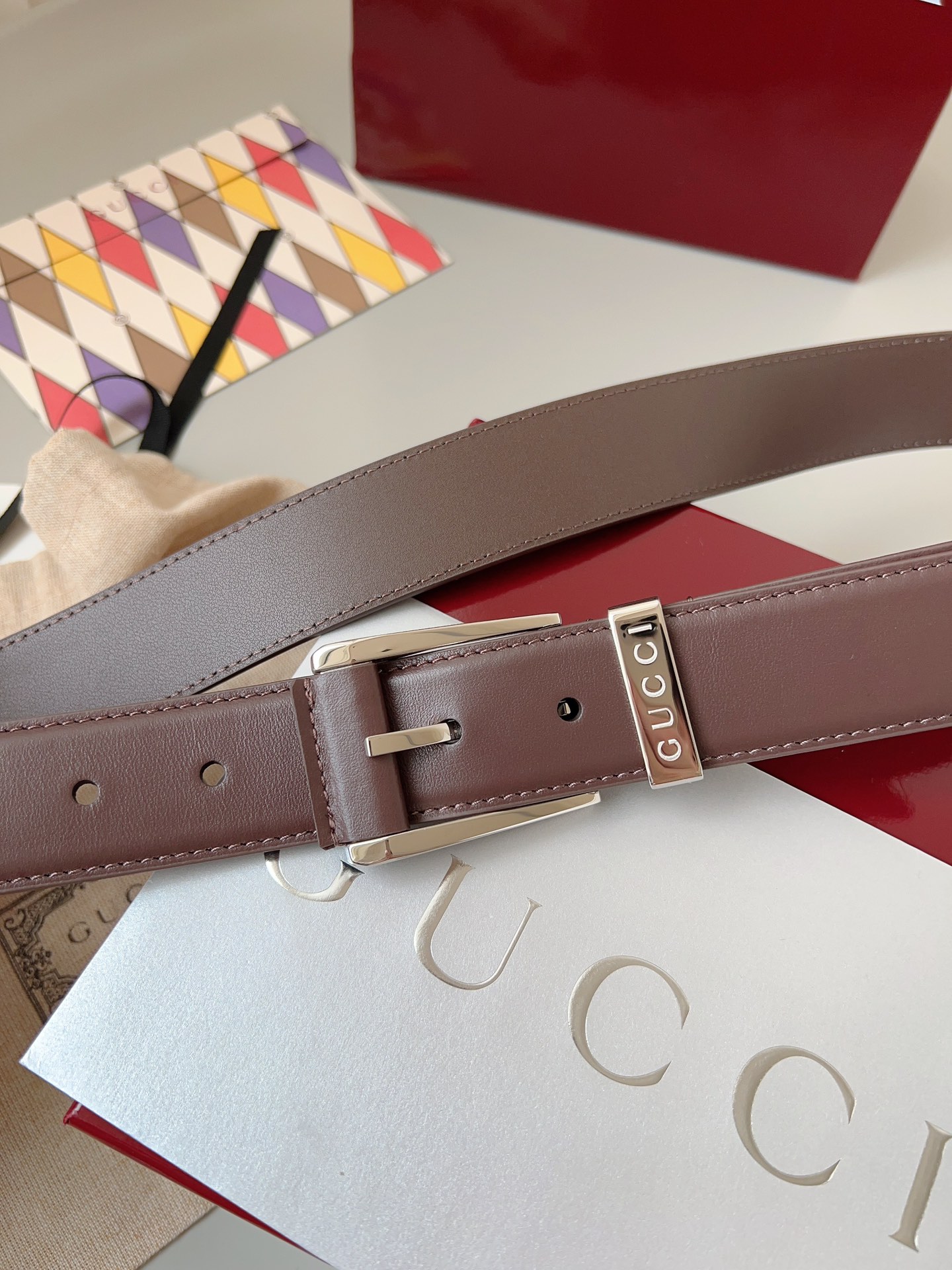  Gucci
标志性GG图案继续为皮革配饰增色添彩，以现代风范演绎昔日经典。这款窄版腰带以GG皮革制作，