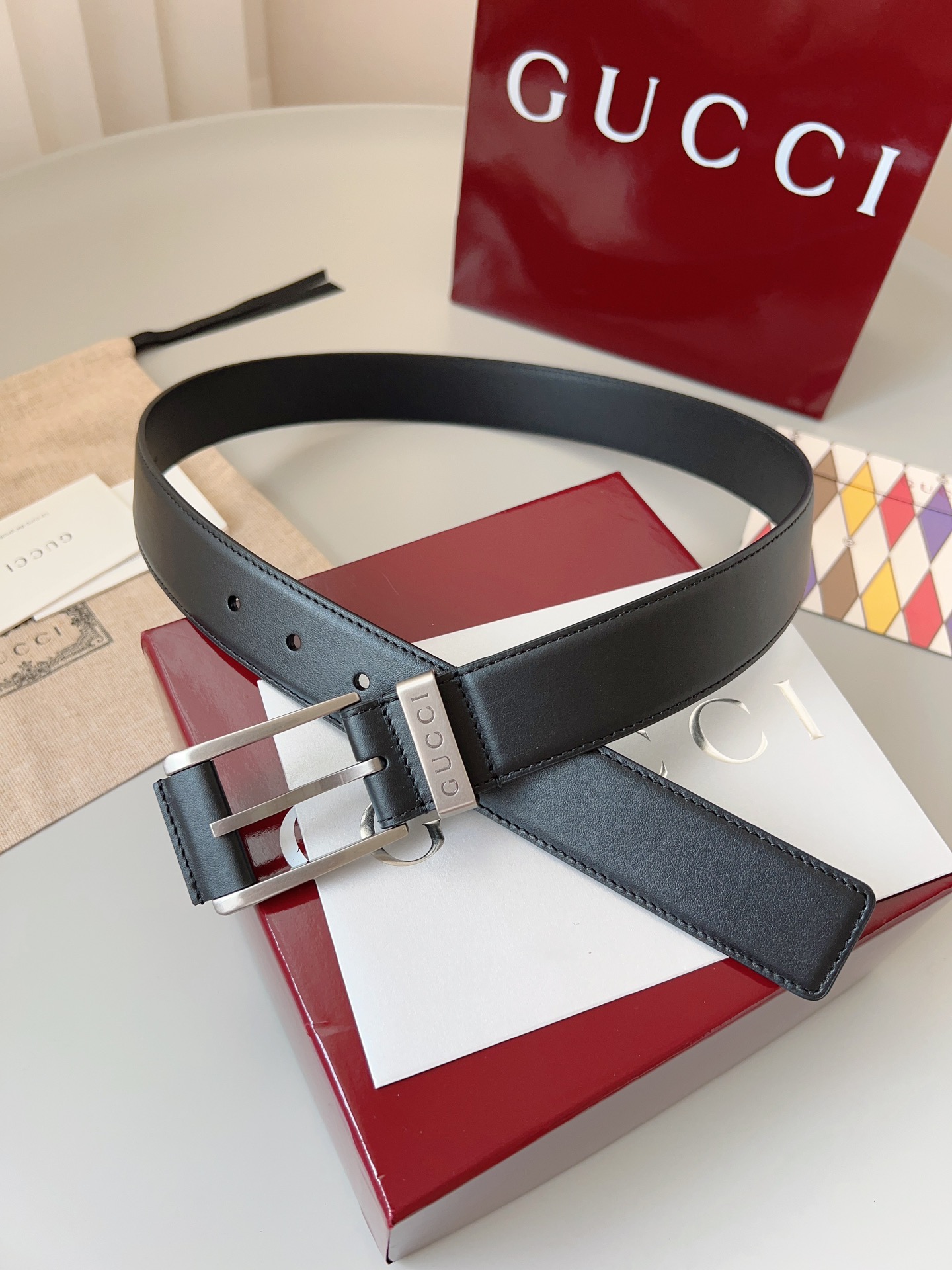  Gucci
标志性GG图案继续为皮革配饰增色添彩，以现代风范演绎昔日经典。这款窄版腰带以GG皮革制作，
