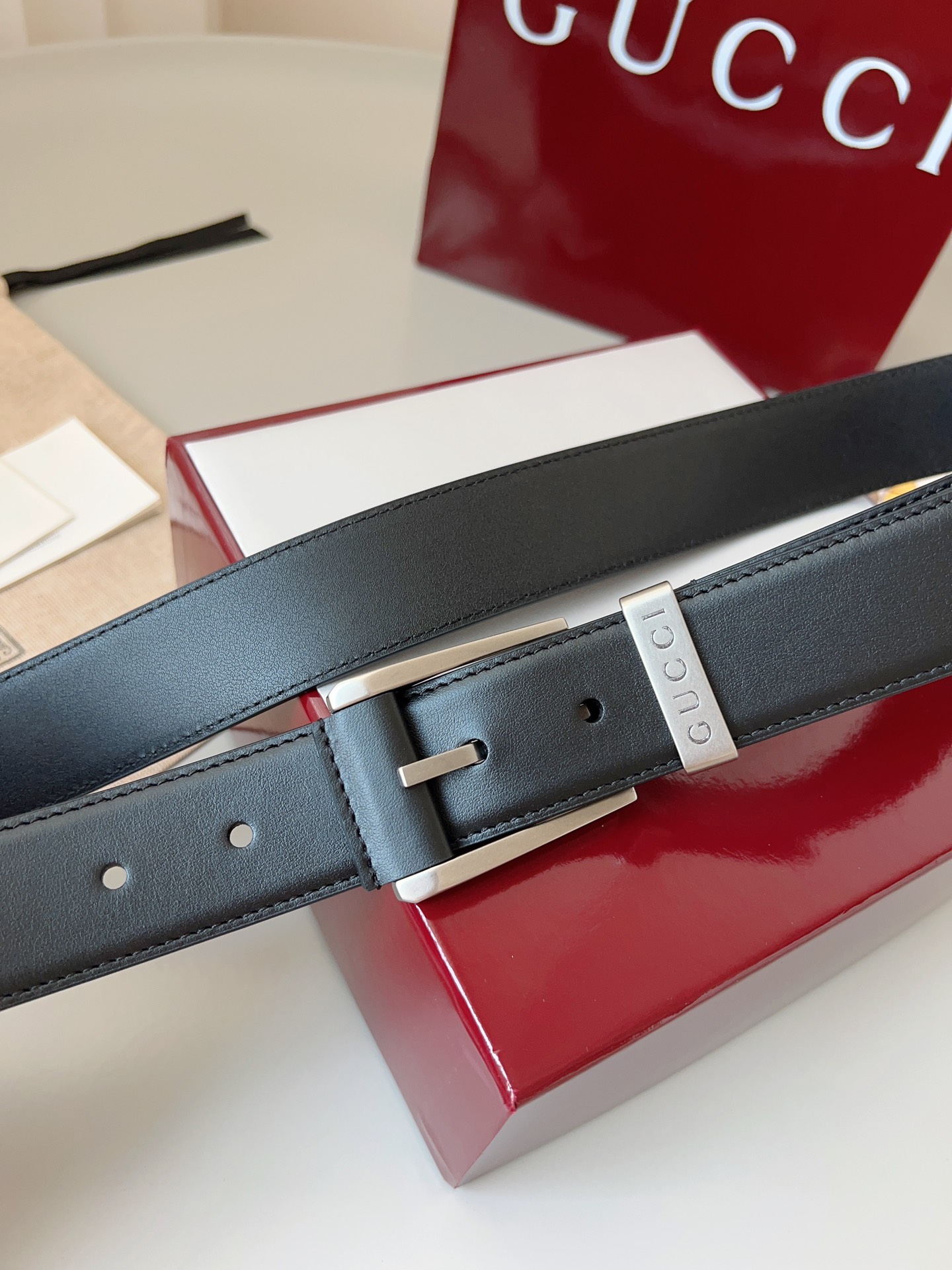  Gucci
标志性GG图案继续为皮革配饰增色添彩，以现代风范演绎昔日经典。这款窄版腰带以GG皮革制作，