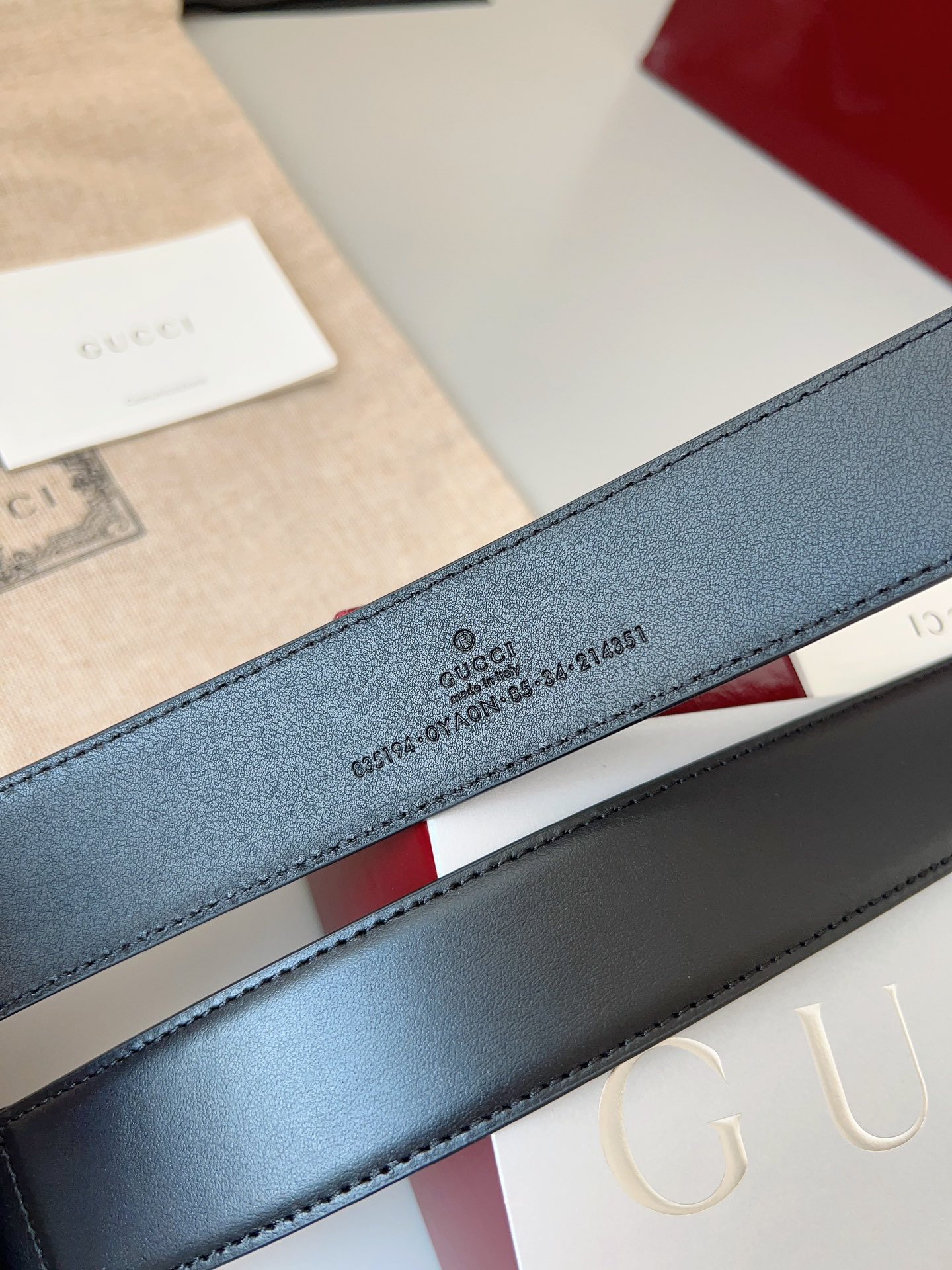  Gucci
标志性GG图案继续为皮革配饰增色添彩，以现代风范演绎昔日经典。这款窄版腰带以GG皮革制作，