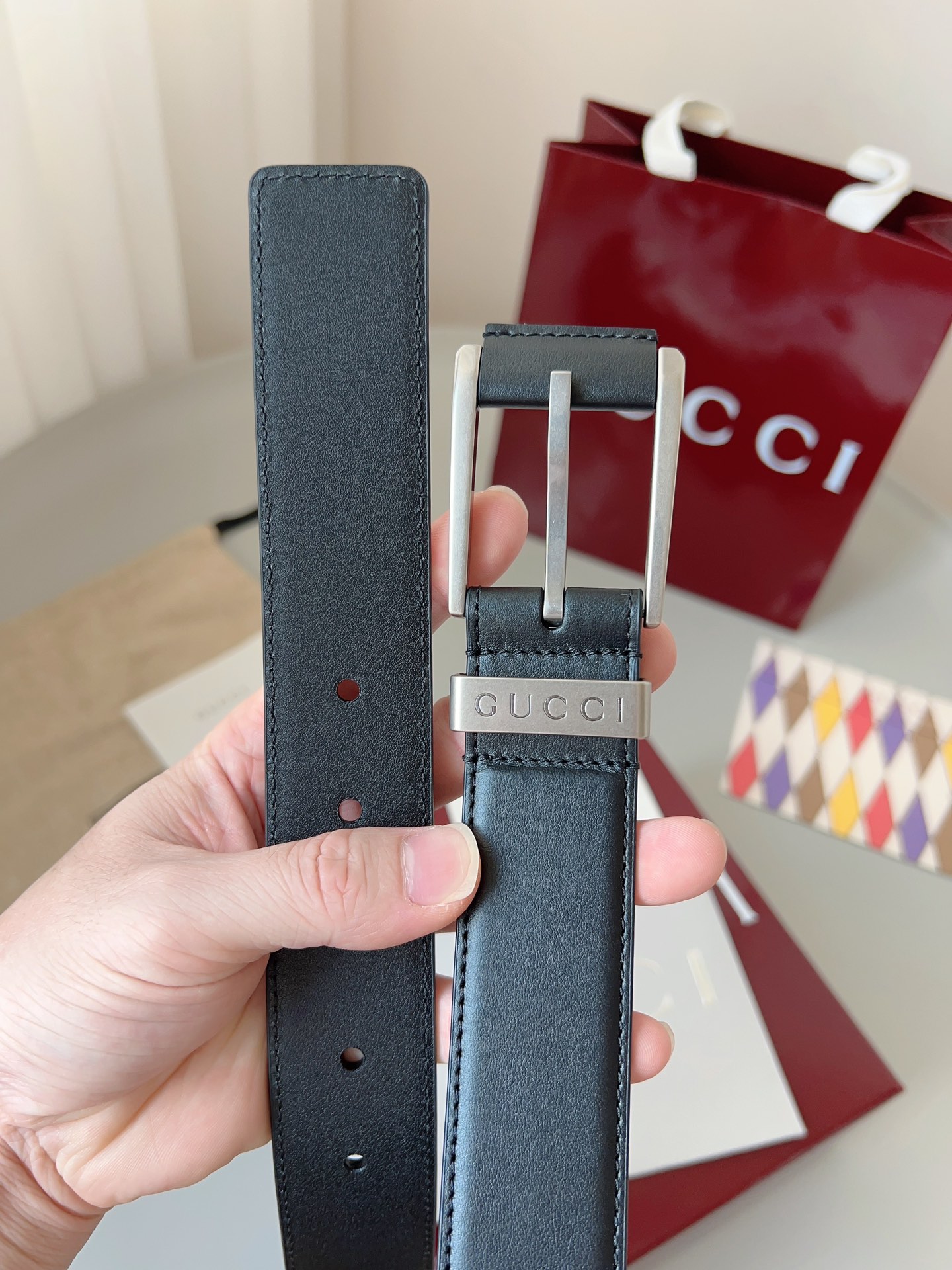  Gucci
标志性GG图案继续为皮革配饰增色添彩，以现代风范演绎昔日经典。这款窄版腰带以GG皮革制作，