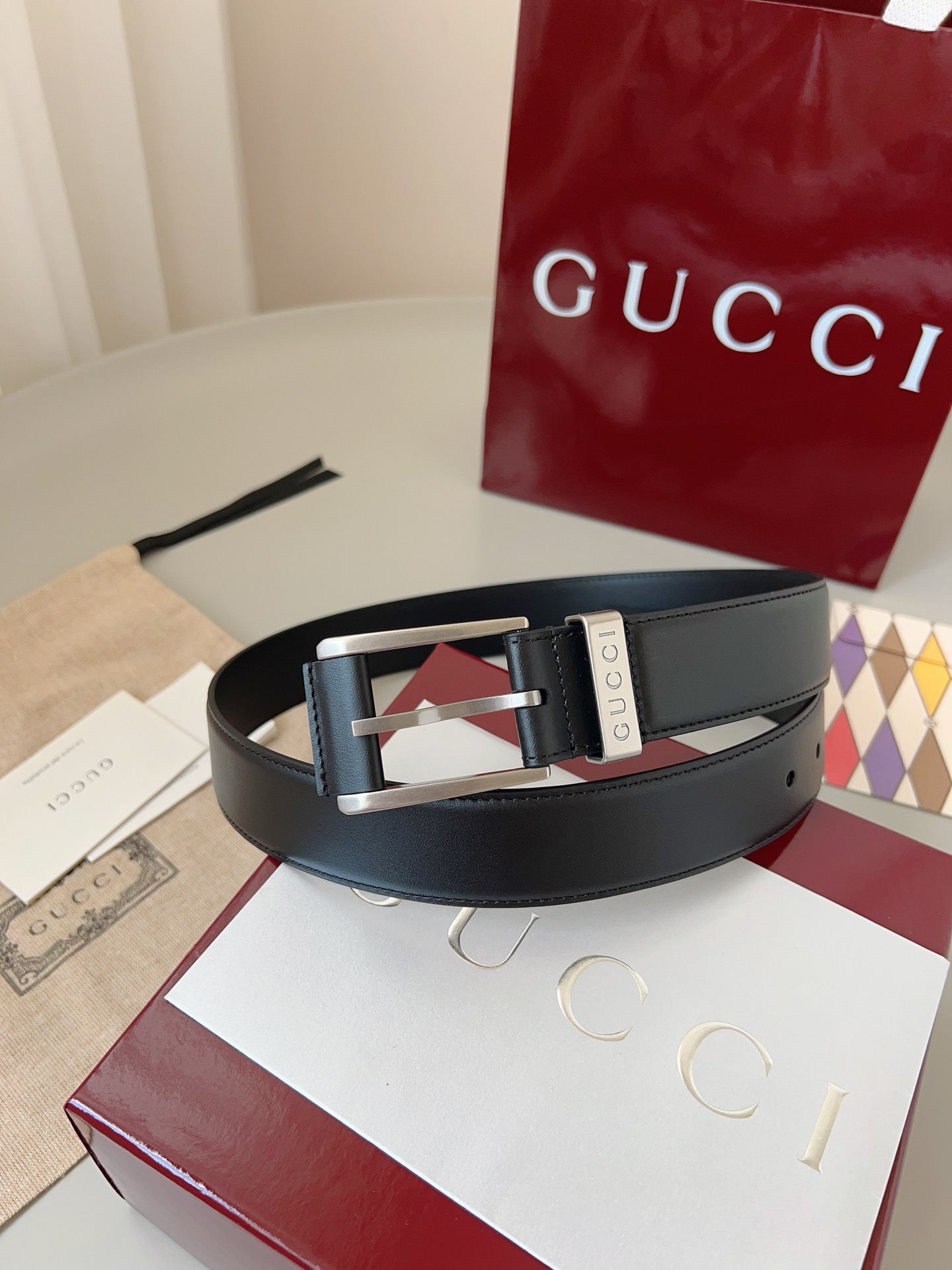  Gucci
标志性GG图案继续为皮革配饰增色添彩，以现代风范演绎昔日经典。这款窄版腰带以GG皮革制作，