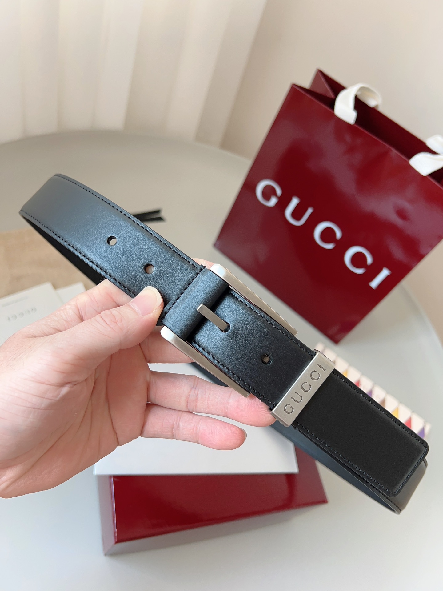  Gucci
标志性GG图案继续为皮革配饰增色添彩，以现代风范演绎昔日经典。这款窄版腰带以GG皮革制作，