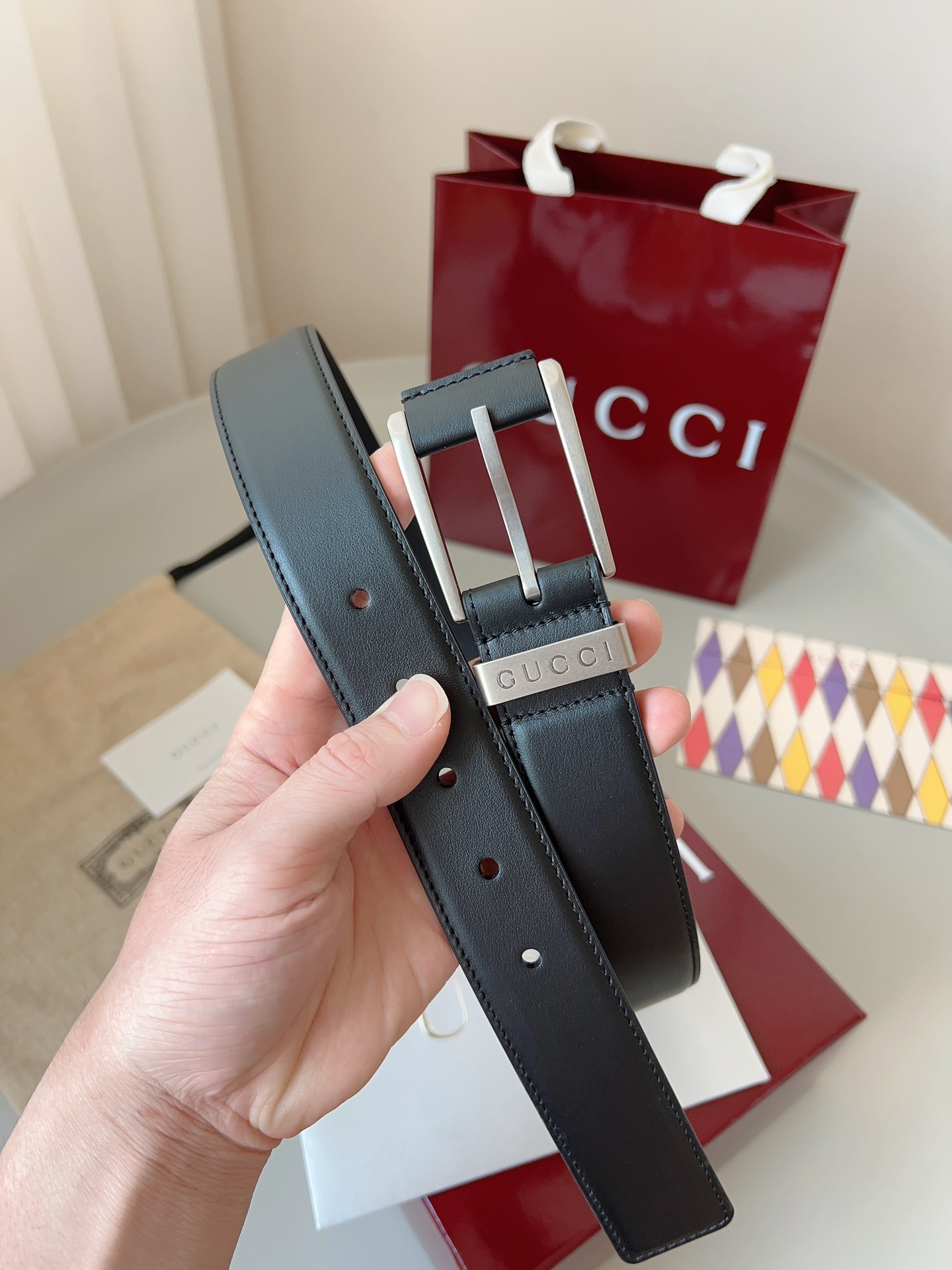  Gucci
标志性GG图案继续为皮革配饰增色添彩，以现代风范演绎昔日经典。这款窄版腰带以GG皮革制作，