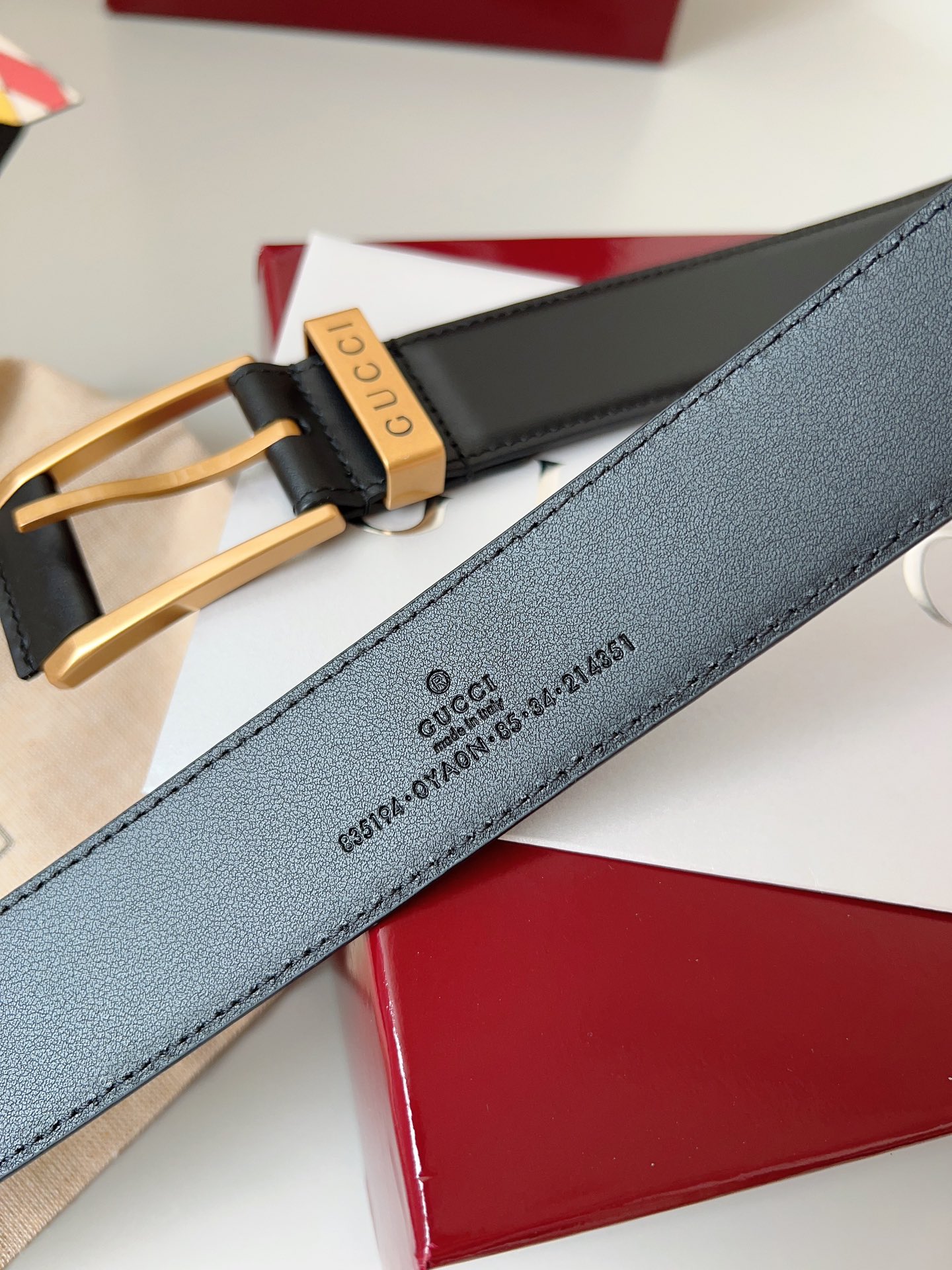  Gucci
标志性GG图案继续为皮革配饰增色添彩，以现代风范演绎昔日经典。这款窄版腰带以GG皮革制作，