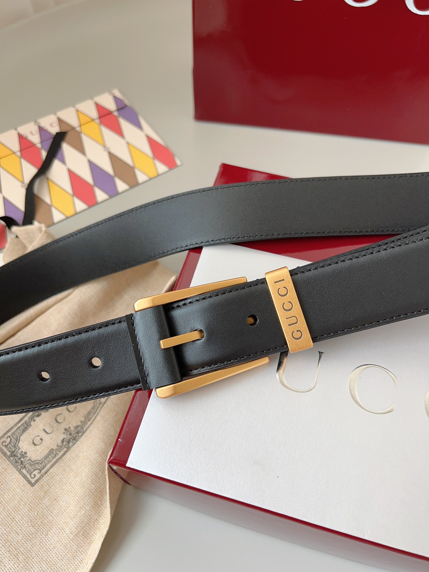  Gucci
标志性GG图案继续为皮革配饰增色添彩，以现代风范演绎昔日经典。这款窄版腰带以GG皮革制作，