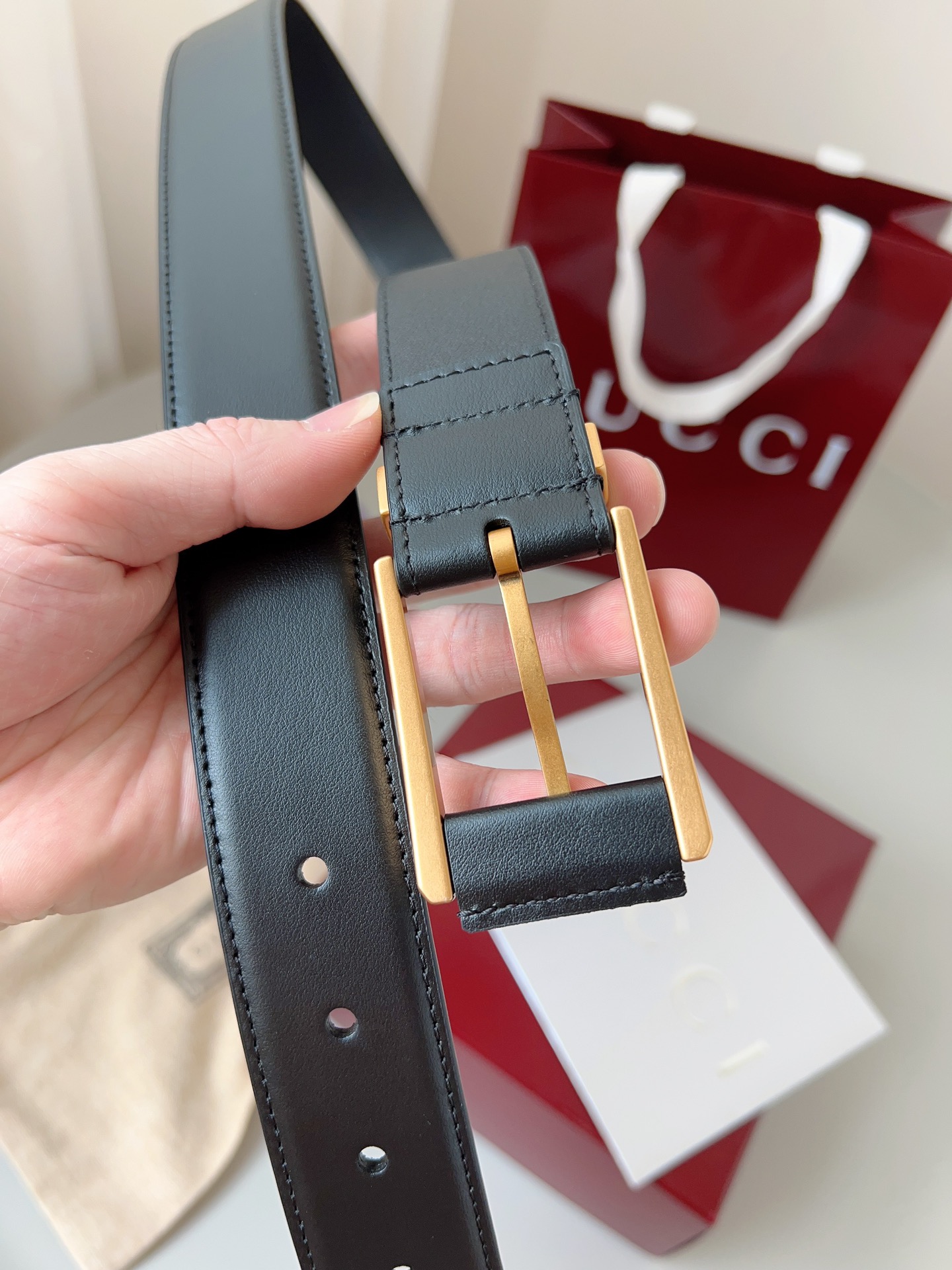  Gucci
标志性GG图案继续为皮革配饰增色添彩，以现代风范演绎昔日经典。这款窄版腰带以GG皮革制作，