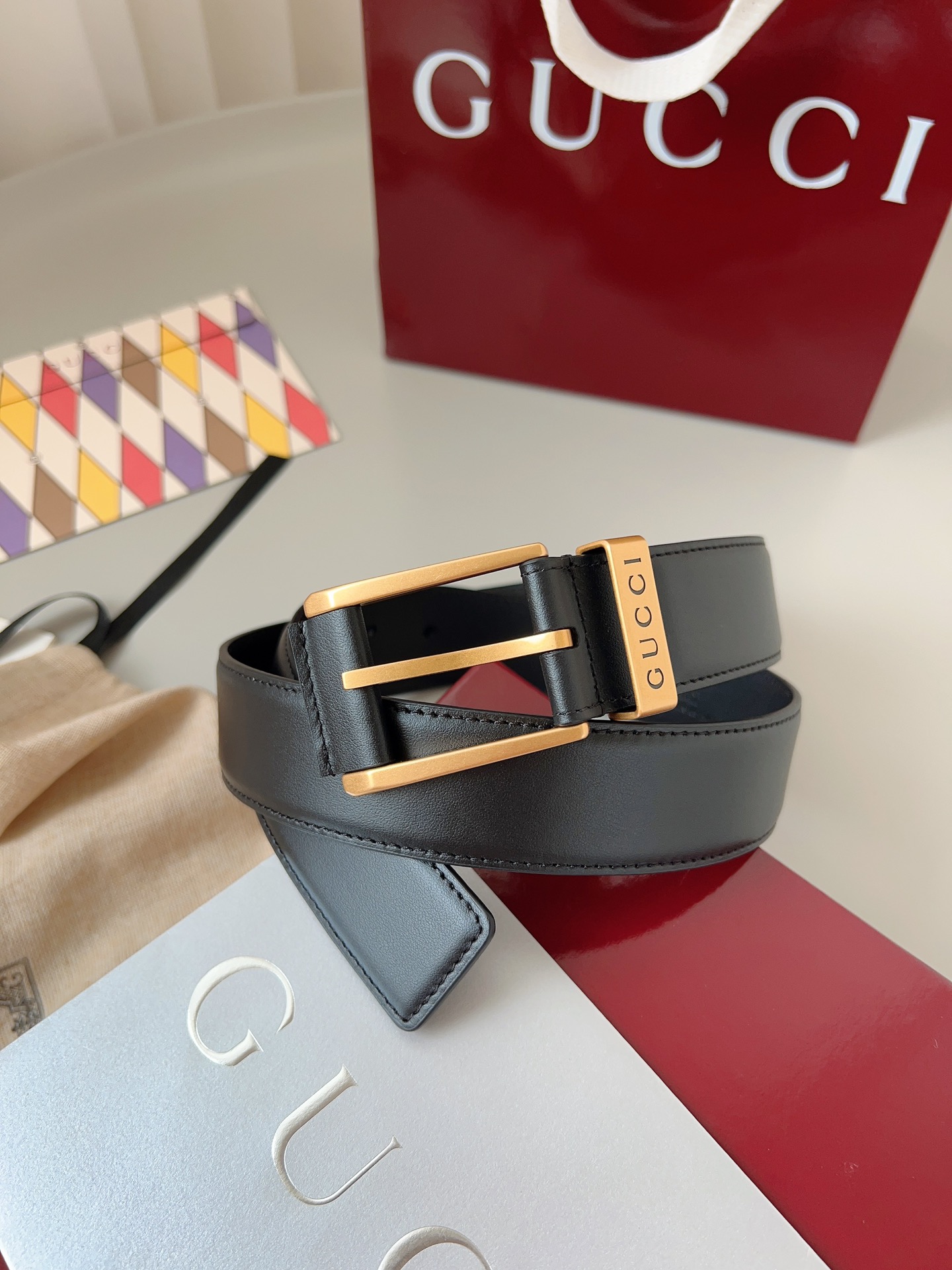  Gucci
标志性GG图案继续为皮革配饰增色添彩，以现代风范演绎昔日经典。这款窄版腰带以GG皮革制作，