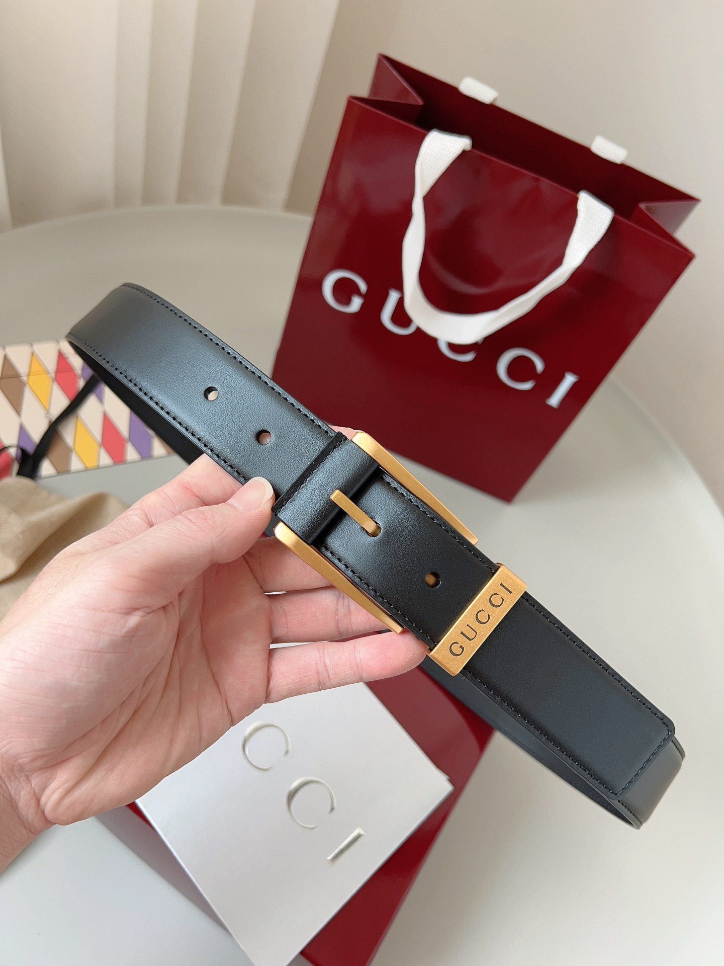  Gucci
标志性GG图案继续为皮革配饰增色添彩，以现代风范演绎昔日经典。这款窄版腰带以GG皮革制作，