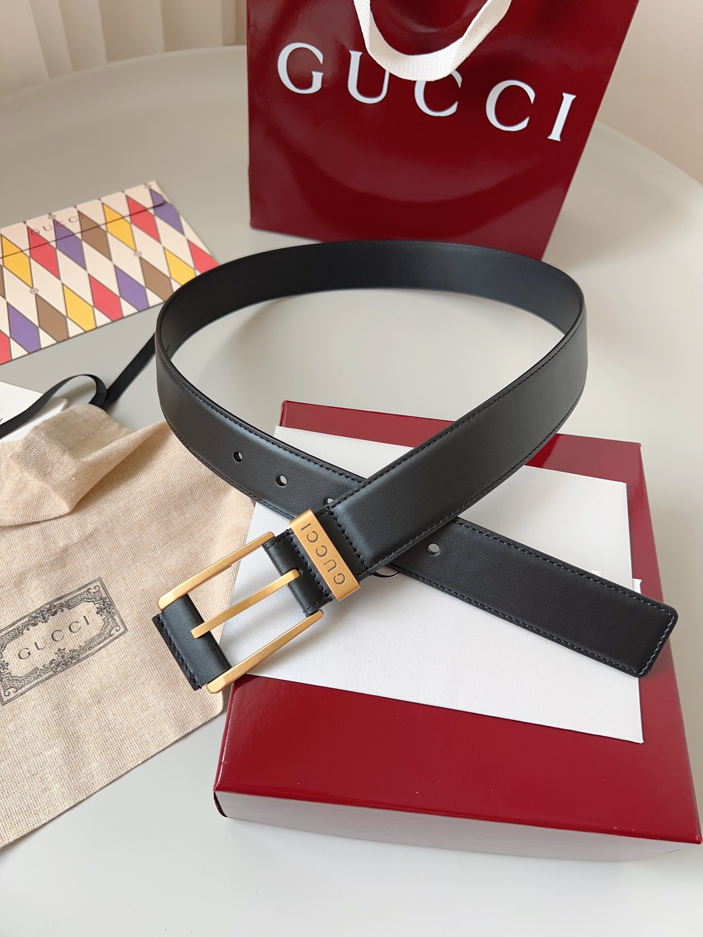  Gucci
标志性GG图案继续为皮革配饰增色添彩，以现代风范演绎昔日经典。这款窄版腰带以GG皮革制作，