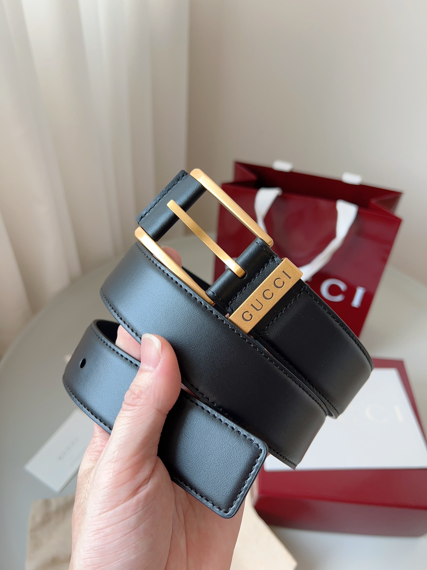  Gucci
标志性GG图案继续为皮革配饰增色添彩，以现代风范演绎昔日经典。这款窄版腰带以GG皮革制作，