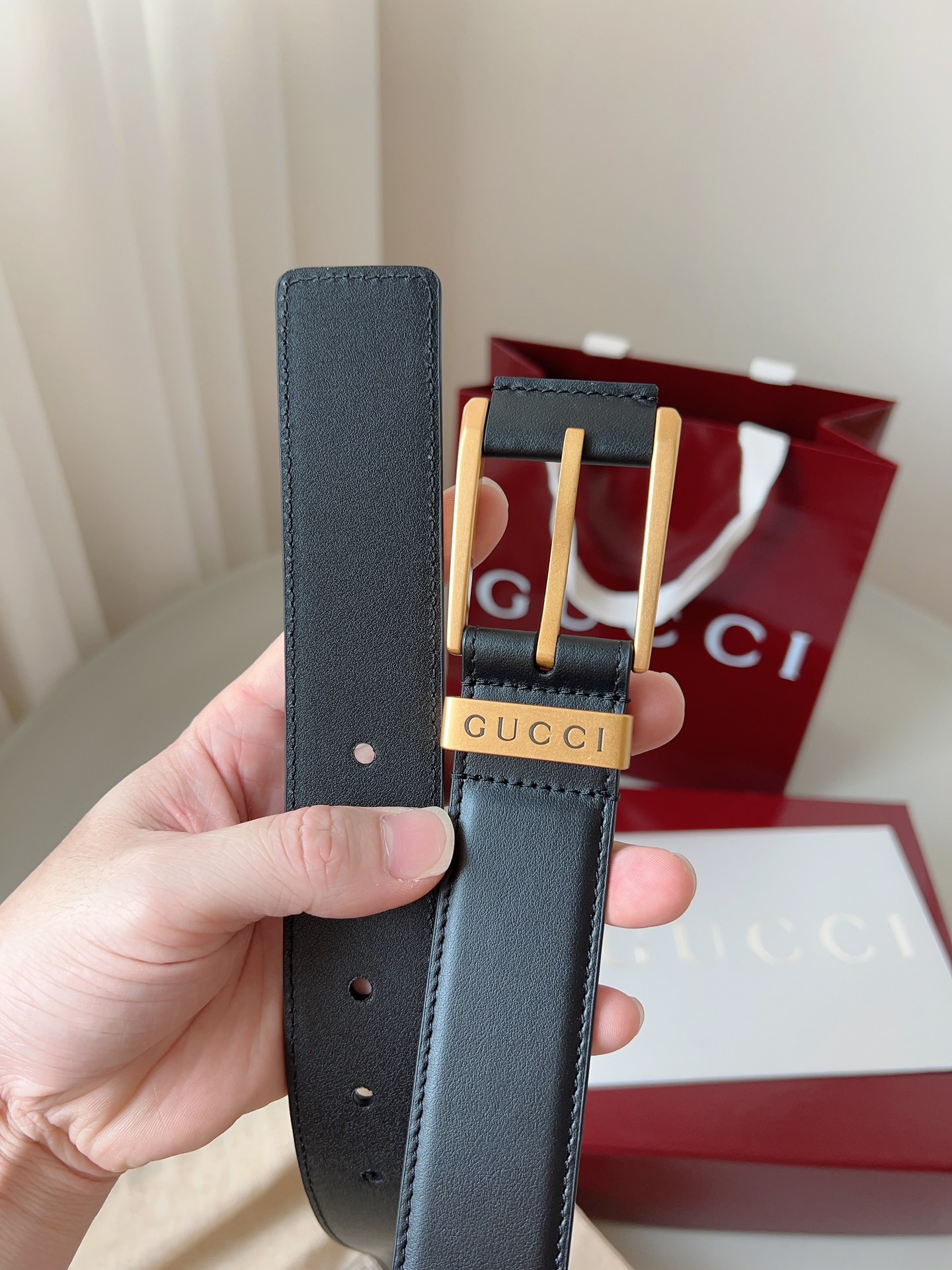  Gucci
标志性GG图案继续为皮革配饰增色添彩，以现代风范演绎昔日经典。这款窄版腰带以GG皮革制作，