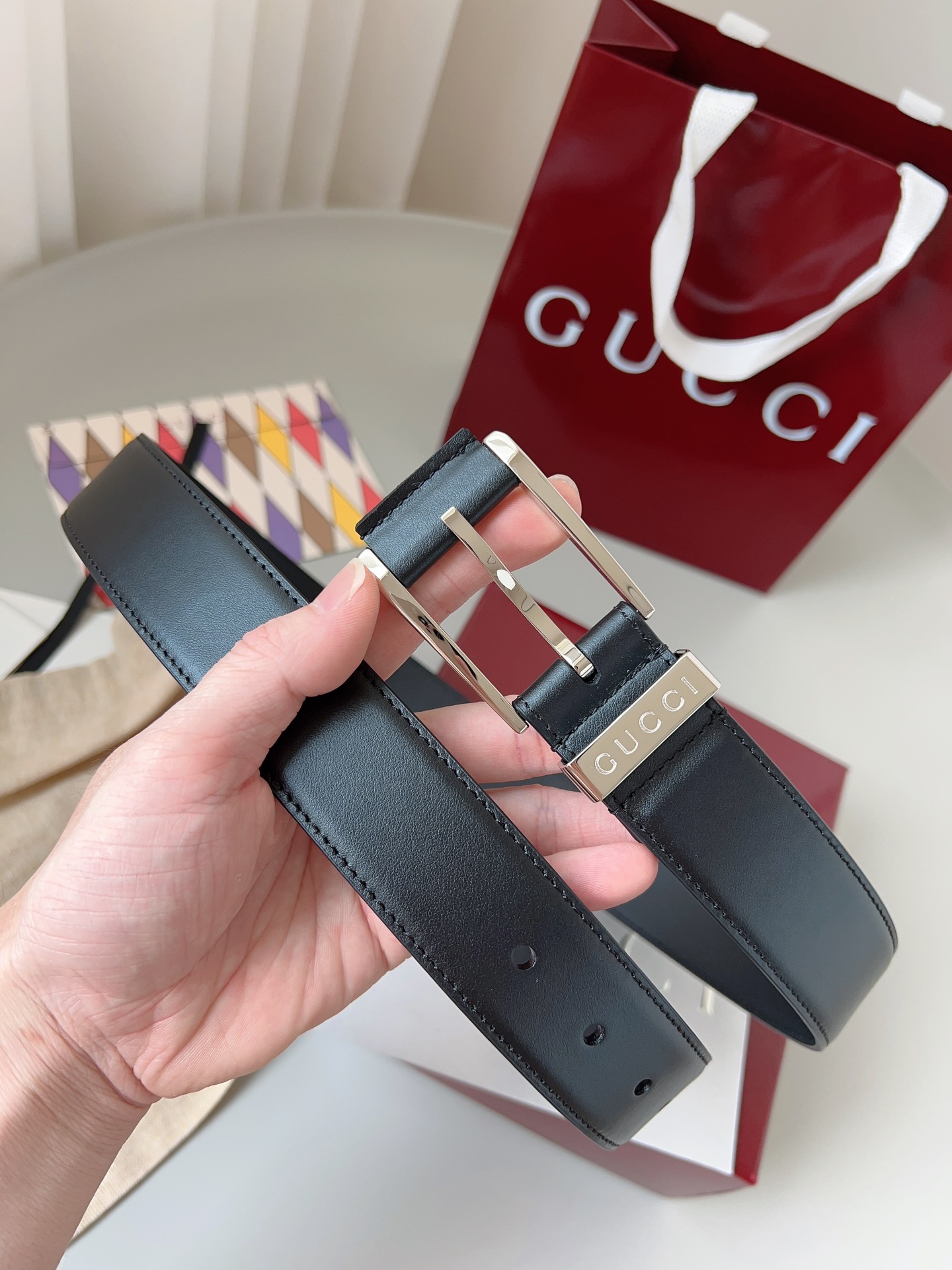  Gucci
标志性GG图案继续为皮革配饰增色添彩，以现代风范演绎昔日经典。这款窄版腰带以GG皮革制作，