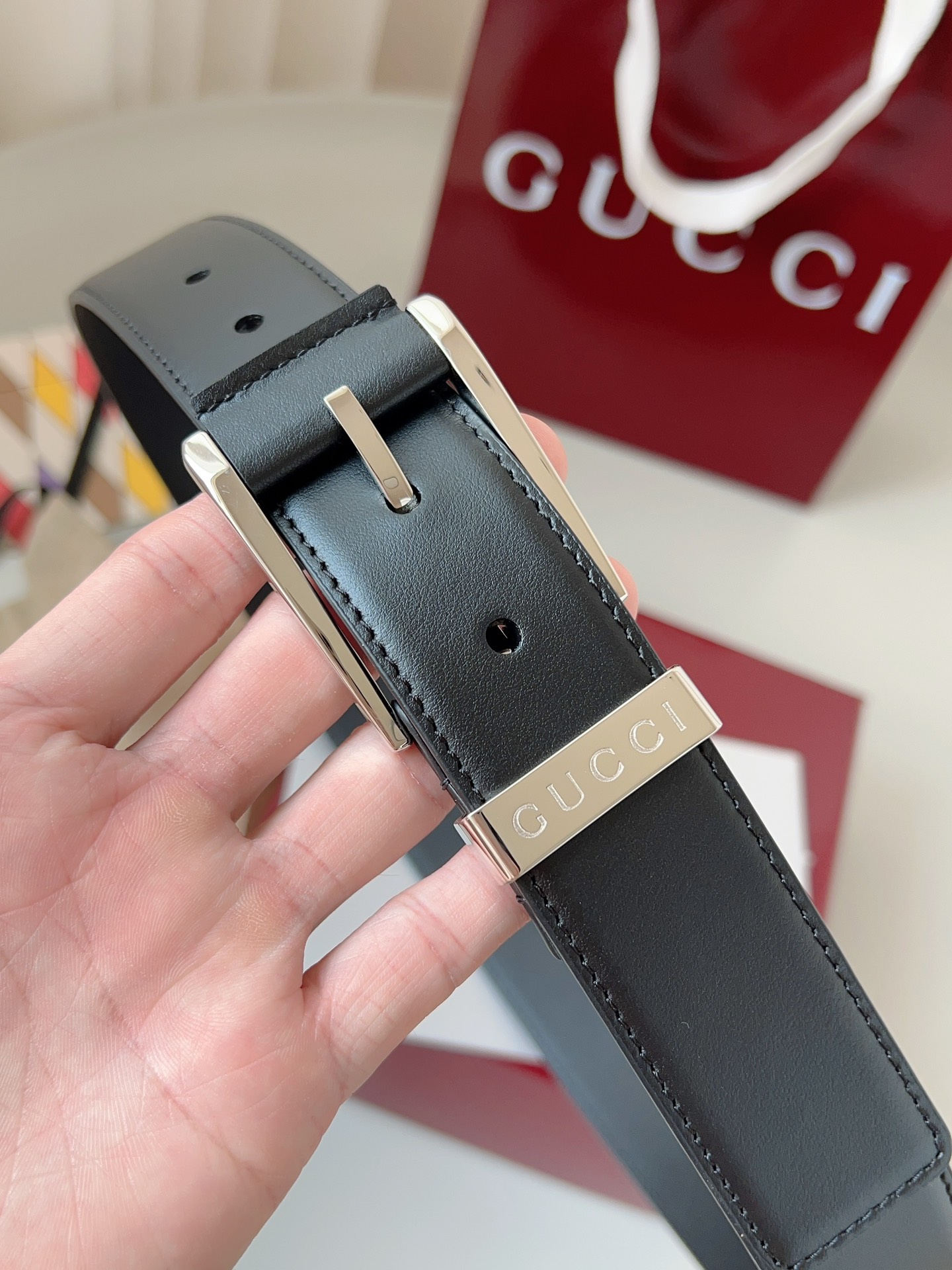 Gucci
标志性GG图案继续为皮革配饰增色添彩，以现代风范演绎昔日经典。这款窄版腰带以GG皮革制作，