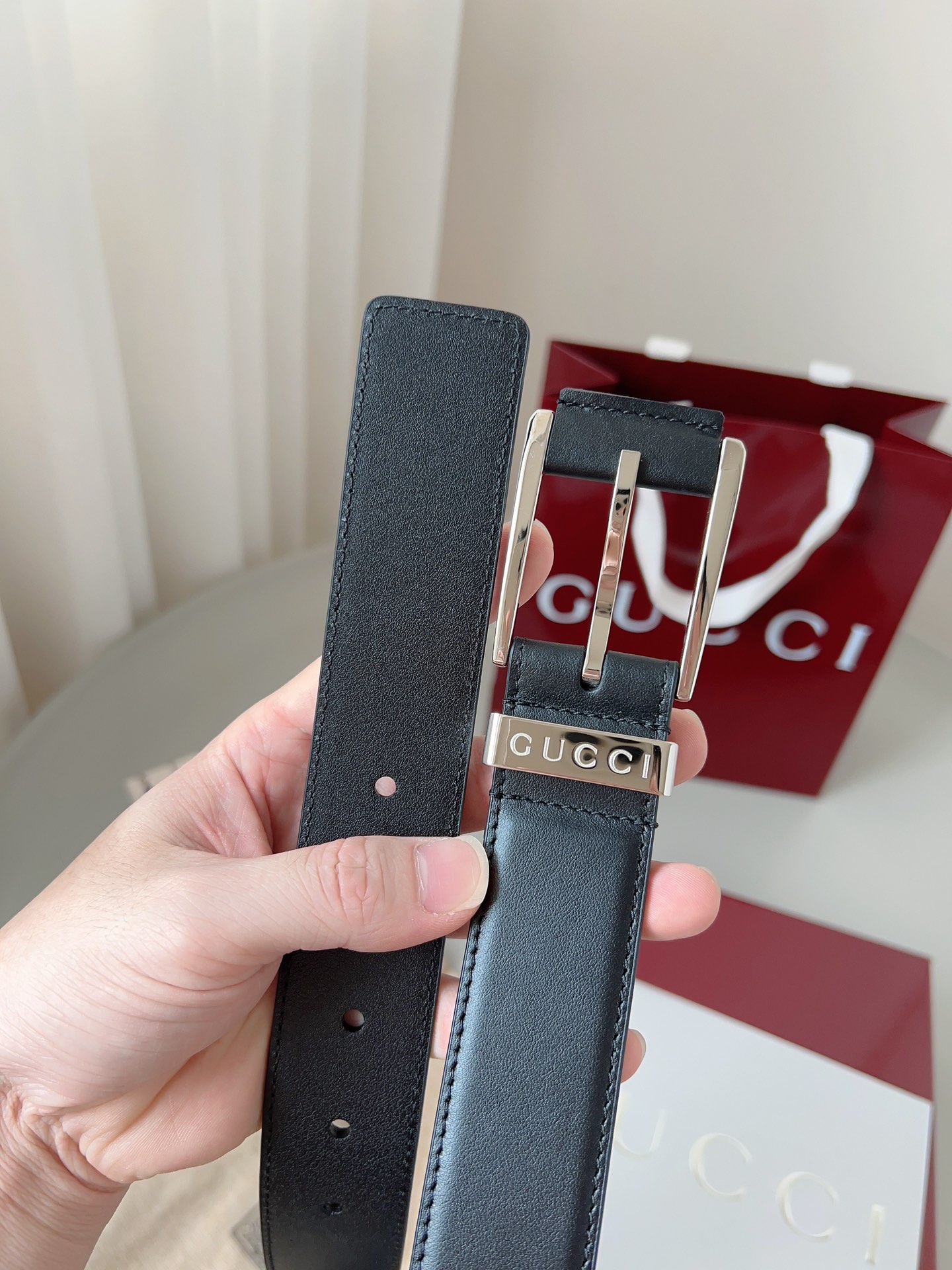  Gucci
标志性GG图案继续为皮革配饰增色添彩，以现代风范演绎昔日经典。这款窄版腰带以GG皮革制作，