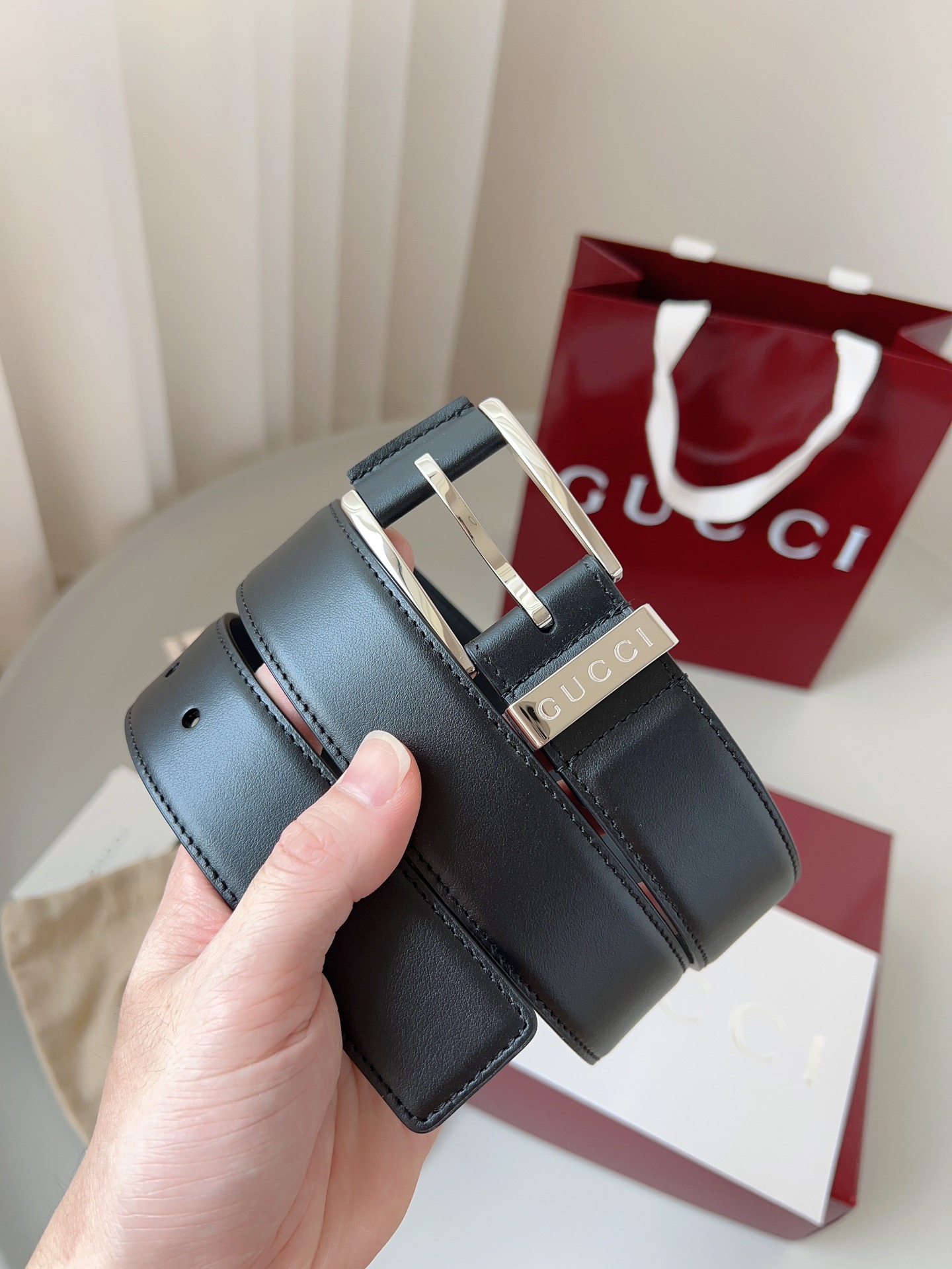  Gucci
标志性GG图案继续为皮革配饰增色添彩，以现代风范演绎昔日经典。这款窄版腰带以GG皮革制作，