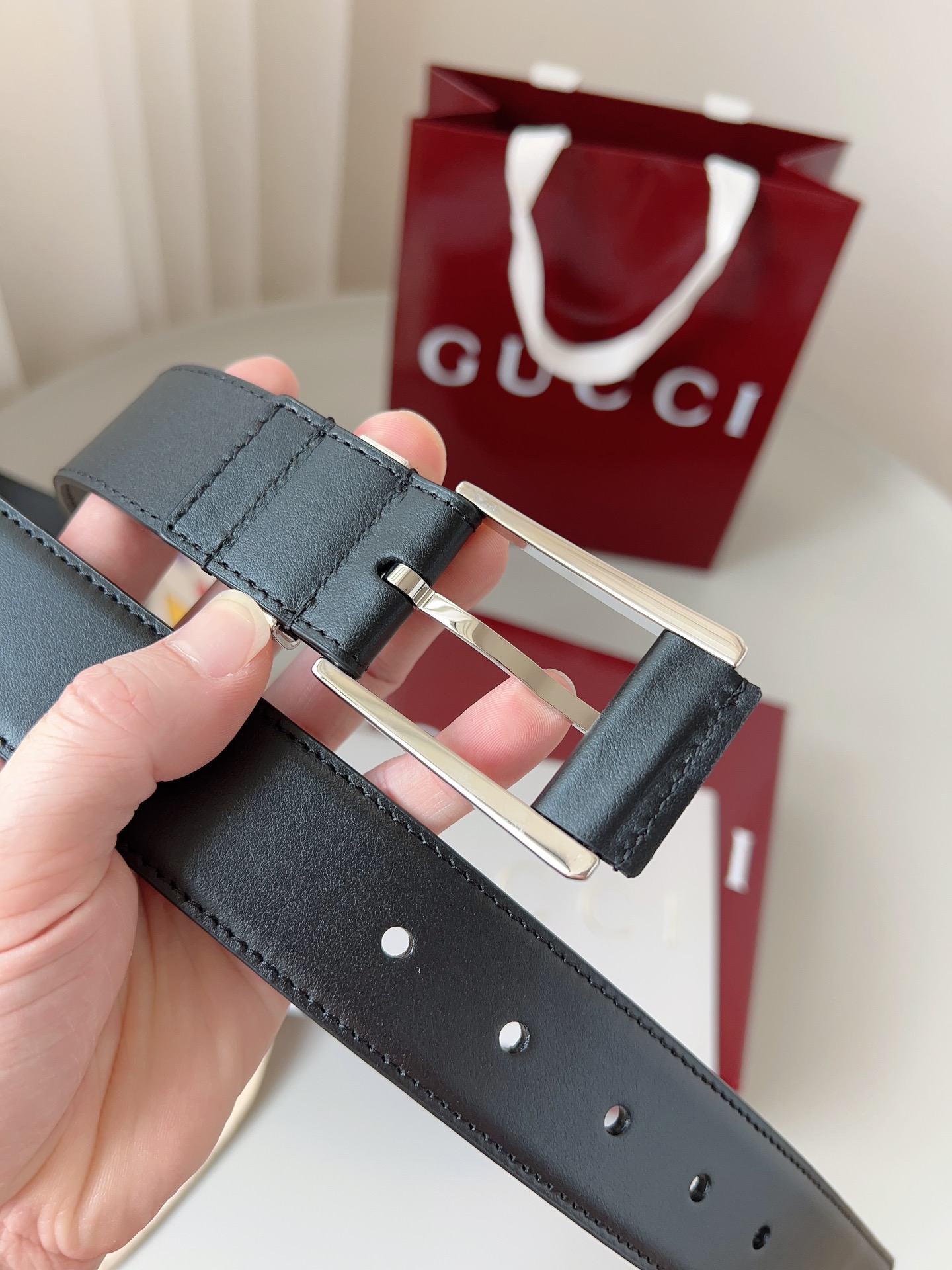  Gucci
标志性GG图案继续为皮革配饰增色添彩，以现代风范演绎昔日经典。这款窄版腰带以GG皮革制作，
