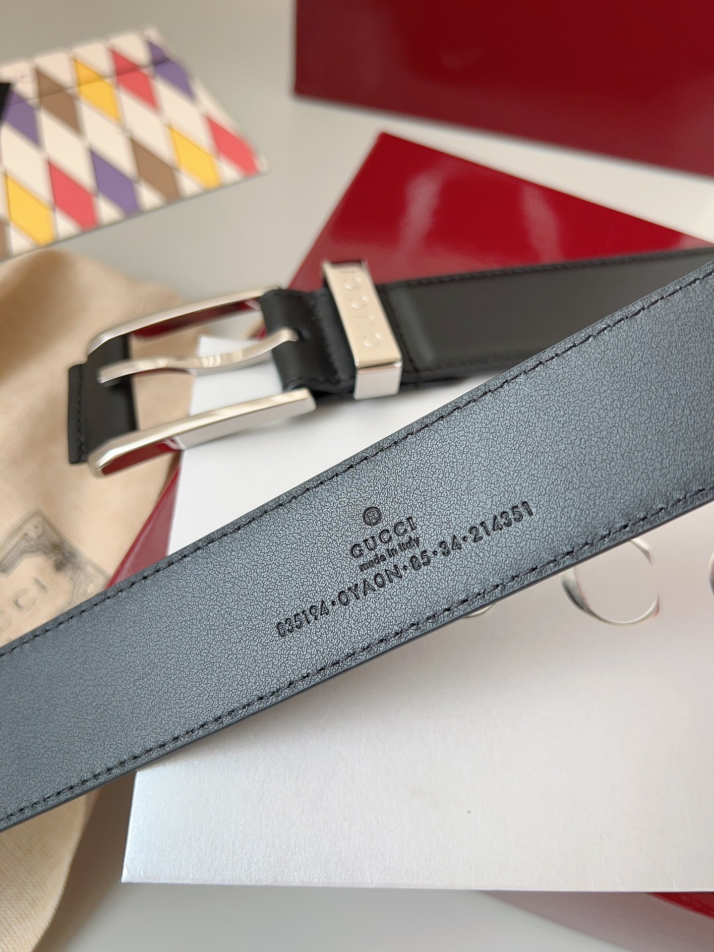  Gucci
标志性GG图案继续为皮革配饰增色添彩，以现代风范演绎昔日经典。这款窄版腰带以GG皮革制作，