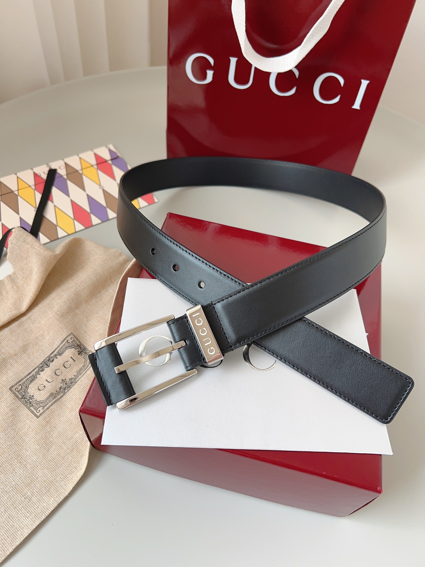  Gucci
标志性GG图案继续为皮革配饰增色添彩，以现代风范演绎昔日经典。这款窄版腰带以GG皮革制作，