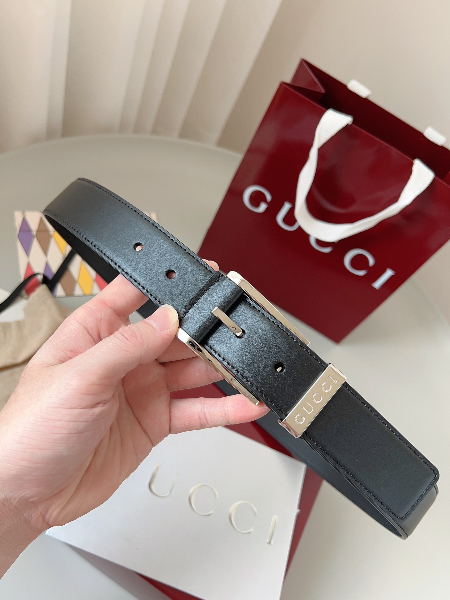  Gucci
标志性GG图案继续为皮革配饰增色添彩，以现代风范演绎昔日经典。这款窄版腰带以GG皮革制作，