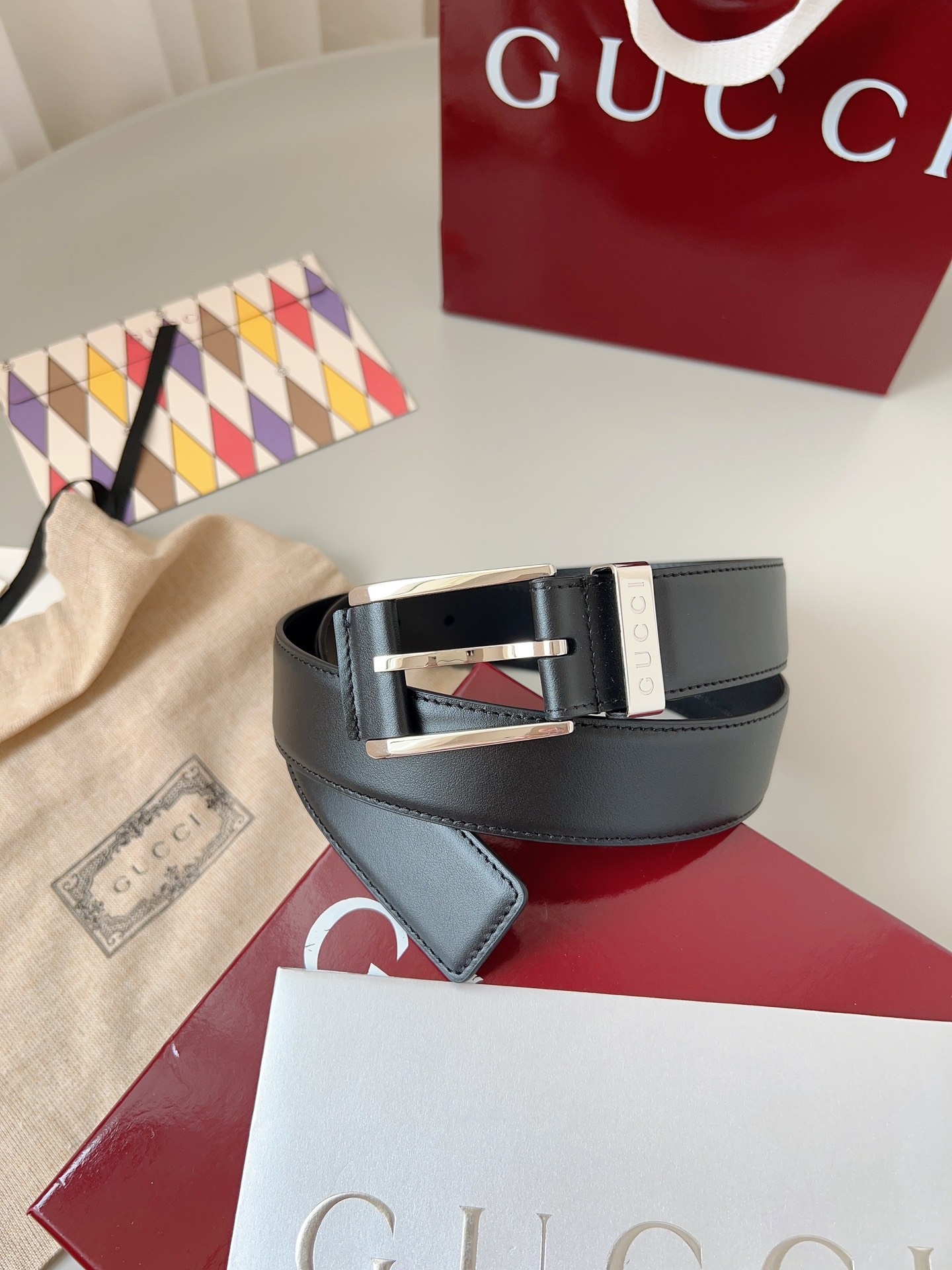  Gucci
标志性GG图案继续为皮革配饰增色添彩，以现代风范演绎昔日经典。这款窄版腰带以GG皮革制作，