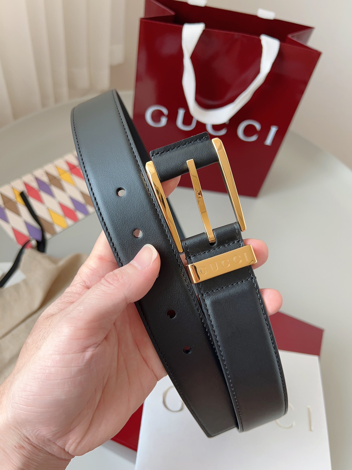  Gucci
标志性GG图案继续为皮革配饰增色添彩，以现代风范演绎昔日经典。这款窄版腰带以GG皮革制作，